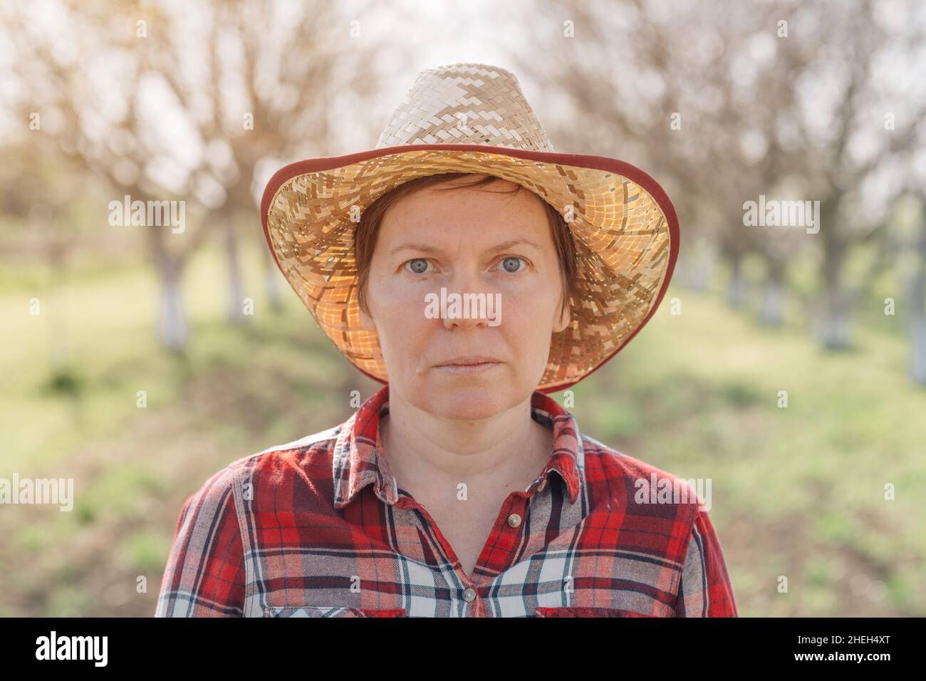 Ritratto di agricoltore femminile in frutteto di noce biologico, agricoltura sostenibile e produzione locale concetto, primo piano testa, fuoco selettivo Foto Stock