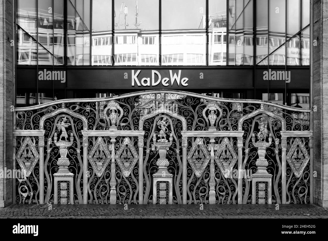 Esterno del grande magazzino KaDeWe con cancelli ornati chiuso il giorno festivo, Berlino, Germania Foto Stock