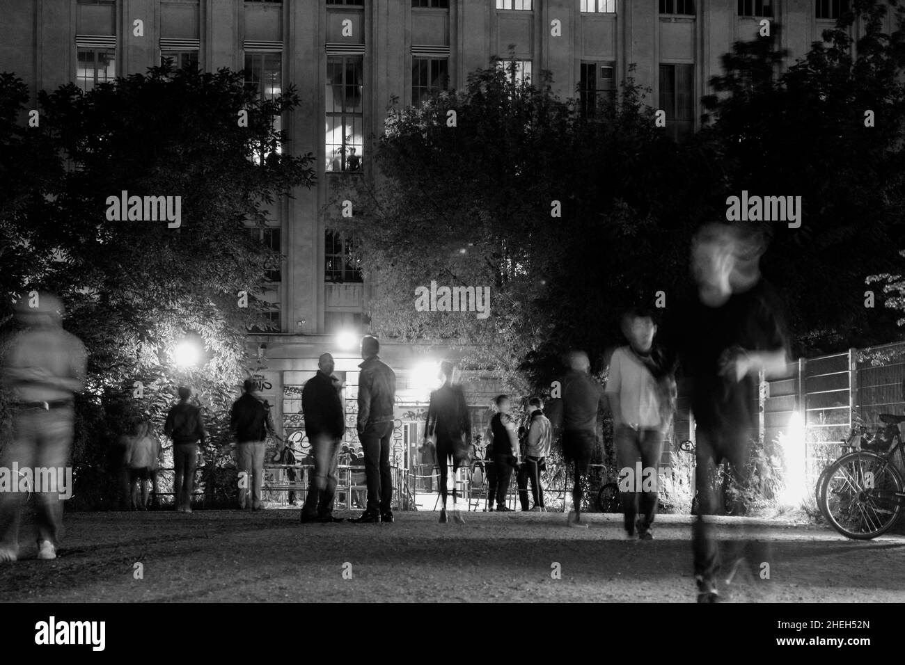 Vista di notte di persone in attesa fuori dall'ingresso al famoso night club Berghain a Friedrichshain Berlino Germania Foto Stock