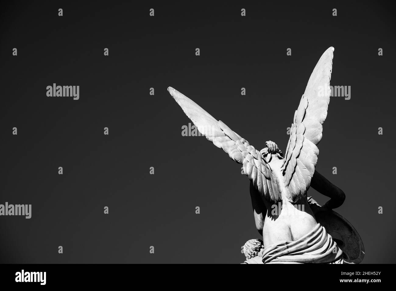 Statua di angelo su Schlossbrucke progettato da Schinkel a Lustgarten sull'Isola dei Musei (Museumsinsel) nel quartiere Mitte di Berlino, Germania Foto Stock