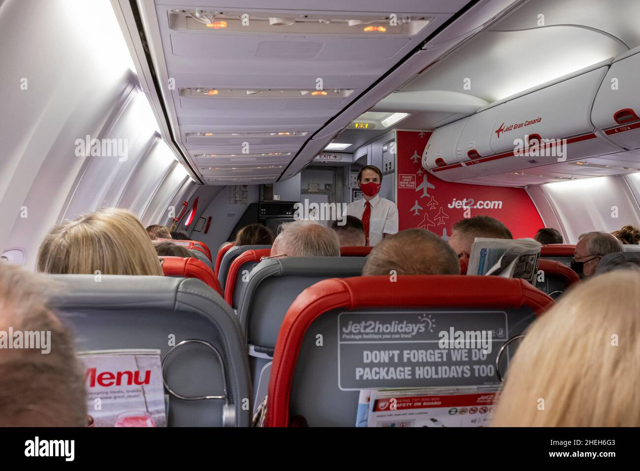 Interno di una cabina Jet 2 con passeggeri e equipaggio pronti per il decollo dall'aeroporto di Manchester, Inghilterra Foto Stock