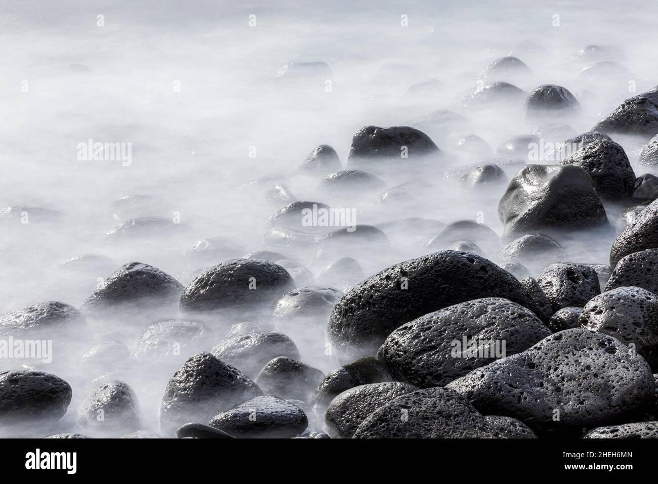 Foto a lunga esposizione della costa rocciosa vulcanica di Montaña Amarilla, montagna gialla in Costa Silencio a Tenerife, Isole Canarie, Spagna Foto Stock