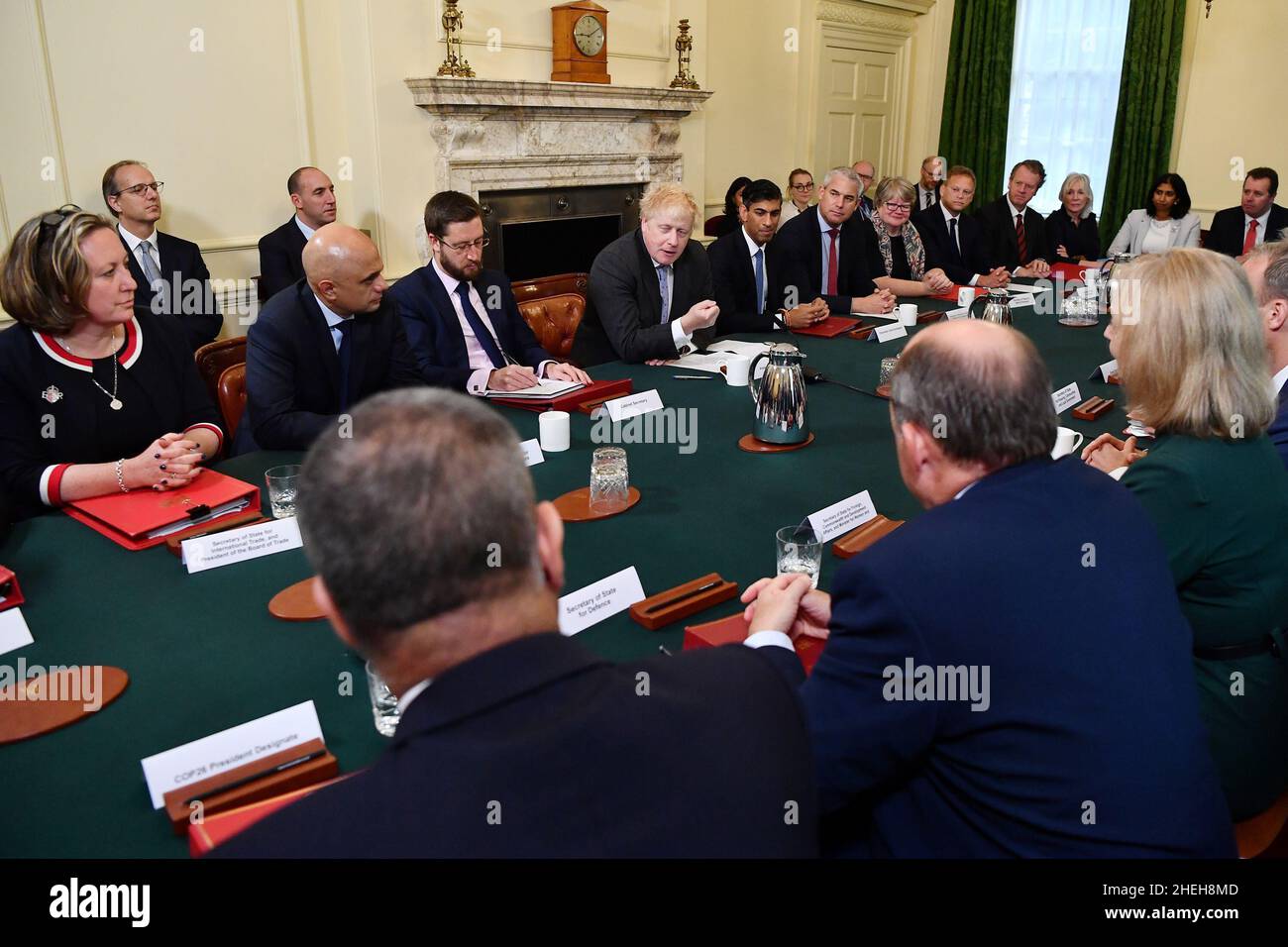 Foto del fascicolo del 17/09/21 di Martin Reynolds (indietro, all'estrema sinistra), segretario privato principale del primo Ministro, e Dan Rosenfield, capo dello staff del primo Ministro che ha partecipato ad una riunione del Gabinetto nel 10 Downing Street, Londra. La polizia è in contatto con il Gabinetto per i reclami l'aiutante del primo Ministro Reynolds ha organizzato un 'portare il vostro proprio booze' Downing Street drink party il 20 maggio 2020, durante il primo blocco. I ministri che partecipano all'incontro sono (da sinistra a destra) il Segretario del Commercio Internazionale Anne Marie Trevelyan, il Segretario della Sanità Sajid Javid, il Segretario del Gabinetto Simon Case, prime min Foto Stock