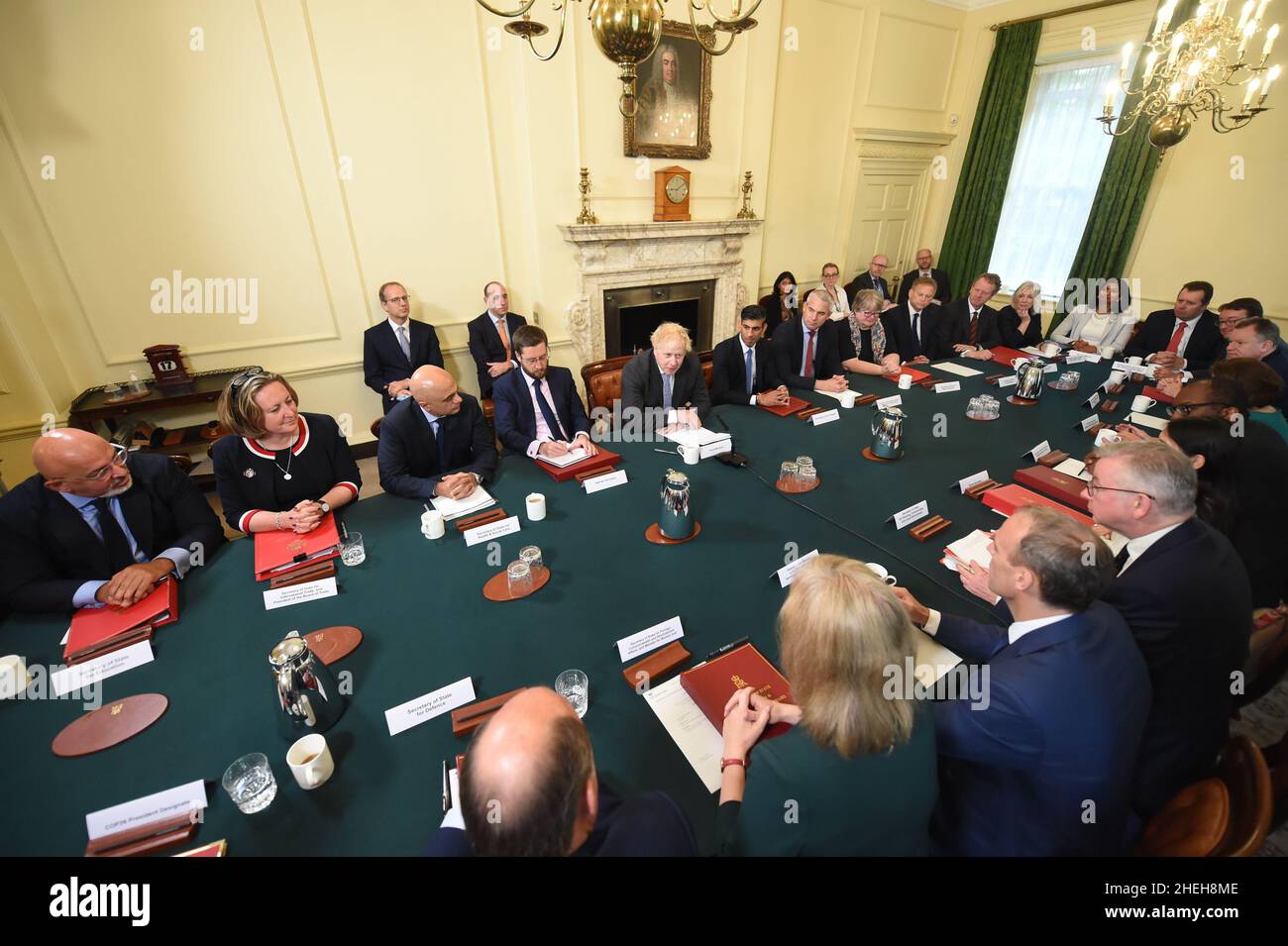 Foto del fascicolo del 17/09/21 di Martin Reynolds (indietro, all'estrema sinistra), segretario privato principale del primo Ministro, e Dan Rosenfield, capo dello staff del primo Ministro che ha partecipato ad una riunione del Gabinetto nel 10 Downing Street, Londra. La polizia è in contatto con il Gabinetto per i reclami l'aiutante del primo Ministro Reynolds ha organizzato un 'portare il vostro proprio booze' Downing Street drink party il 20 maggio 2020, durante il primo blocco. I ministri che partecipano all'incontro sono (in senso orario da sinistra) il Segretario all'Istruzione Nadhim Zahawi, il Segretario al Commercio Internazionale Anne Marie Trevelyan, il Segretario alla Sanità Sajid Javid Foto Stock