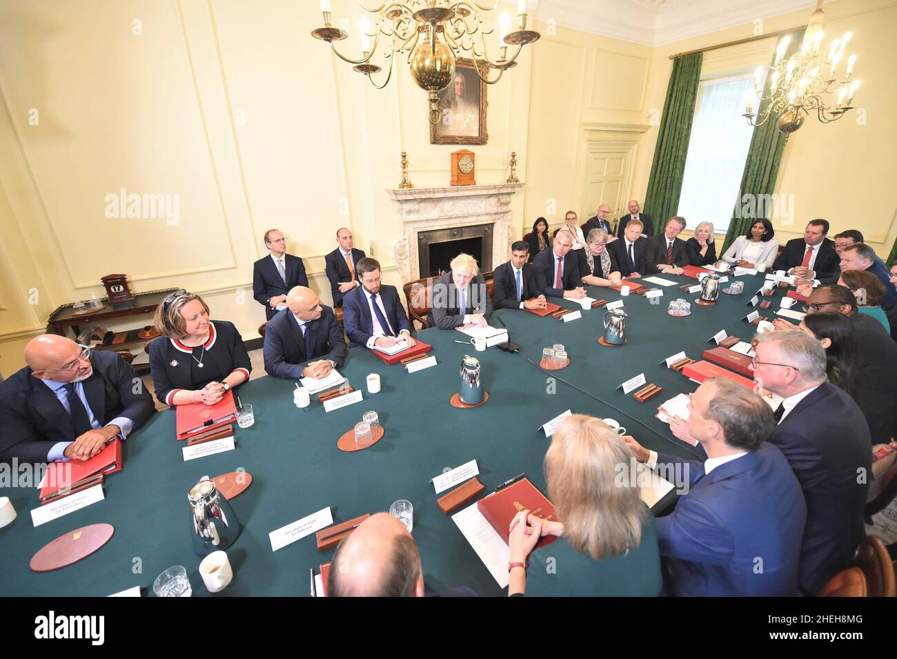 Foto del fascicolo del 17/09/21 di Martin Reynolds (indietro, all'estrema sinistra), segretario privato principale del primo Ministro, e Dan Rosenfield, capo dello staff del primo Ministro che ha partecipato ad una riunione del Gabinetto nel 10 Downing Street, Londra. La polizia è in contatto con il Gabinetto per i reclami l'aiutante del primo Ministro Reynolds ha organizzato un 'portare il vostro proprio booze' Downing Street drink party il 20 maggio 2020, durante il primo blocco. I ministri che partecipano all'incontro sono (in senso orario da sinistra) il Segretario all'Istruzione Nadhim Zahawi, il Segretario al Commercio Internazionale Anne Marie Trevelyan, il Segretario alla Sanità Sajid Javid Foto Stock