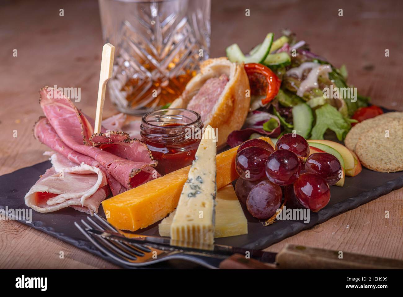 Plowmans pranzo di carni e frutta. Foto Stock