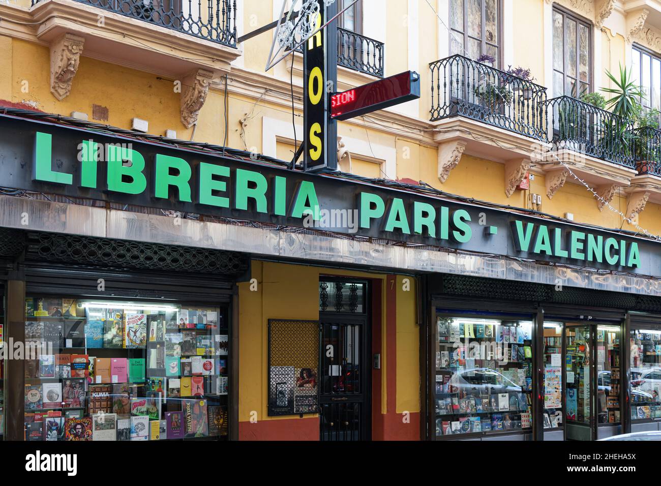 VALENCIA, SPAGNA - 10 GENNAIO 2022: Parigi Valencia è una famosa libreria Valenciana Foto Stock