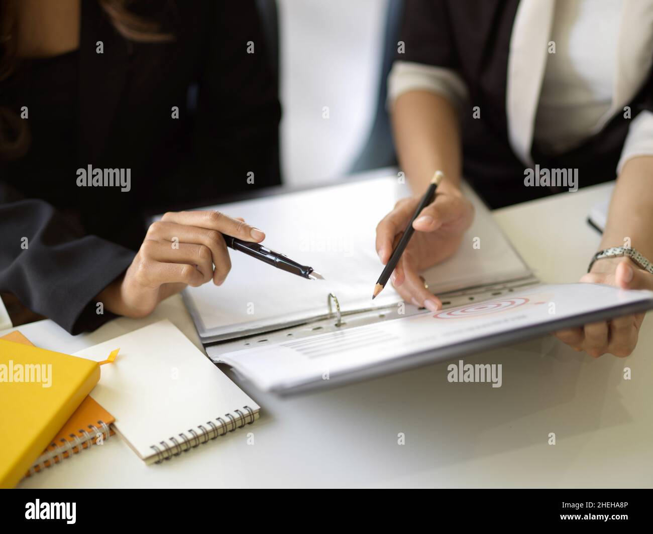 Scatto ritagliato di un lavoratore di vendita che discute circa i piani di strategia di mercato di obiettivo. Incontri di lavoro nella sala riunioni. Foto Stock