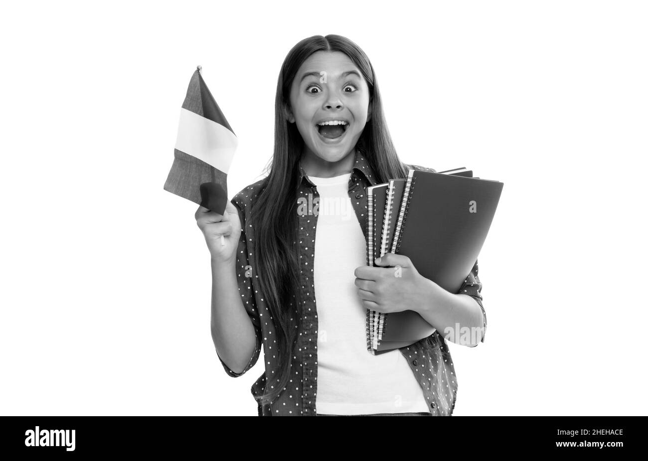 stupito bambino tenere bandiera francese e copybook scuola per lo studio isolato su bianco, studiare all'estero Foto Stock