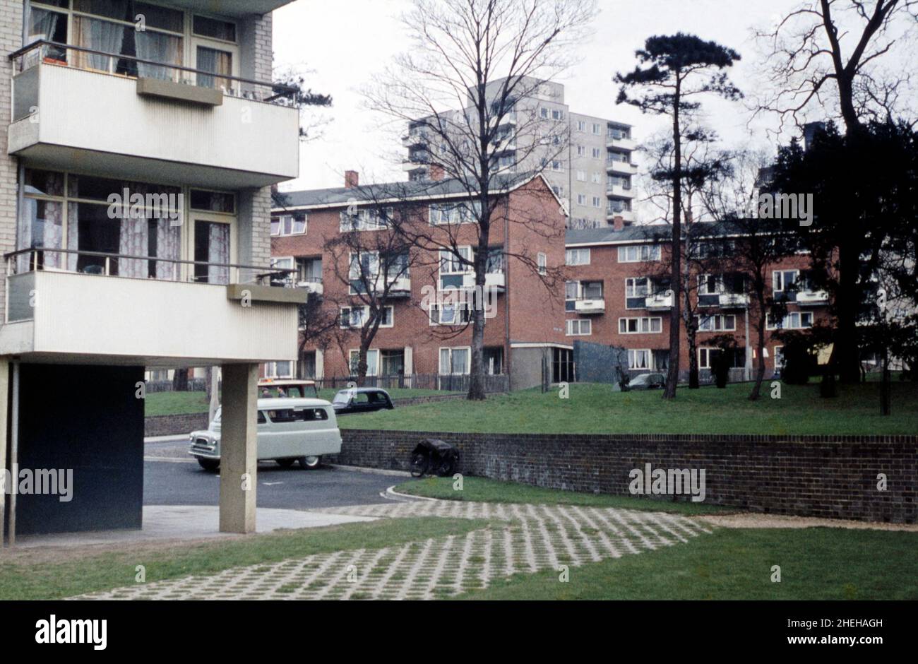 Una fotografia del 1960s del mix di appartamenti in mattoni moderni e tradizionali in cemento a Dilton Gardens, Roehampton, Londra, Inghilterra, Regno Unito, nella parte orientale dell'Alton Estate. Roehampton, un sobborgo di Londra sud-occidentale, ha un certo numero di grandi proprietà del consiglio. Il London County Council (LCC) costruì la tenuta Roehampton nel 1920s-30s e la tenuta Alton nel 1950s. L'Alton Estate, una delle più grandi del Regno Unito, ha un mix di architettura modernista bassa e alta che consiste sia di influenza scandinava che brutalista – una fotografia d'epoca del 1960s. Foto Stock