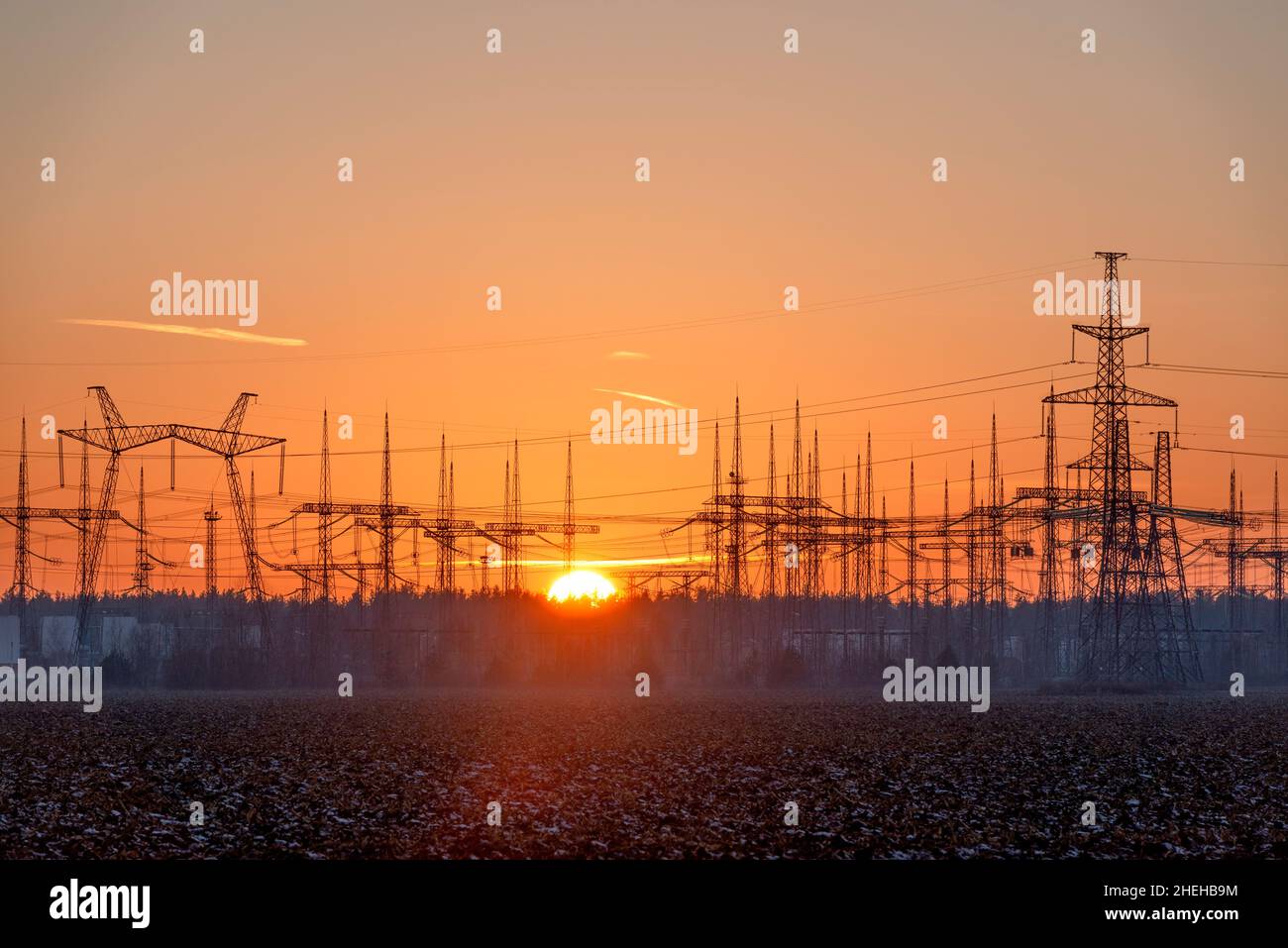Sottostazione elettrica con linee elettriche al tramonto Foto Stock