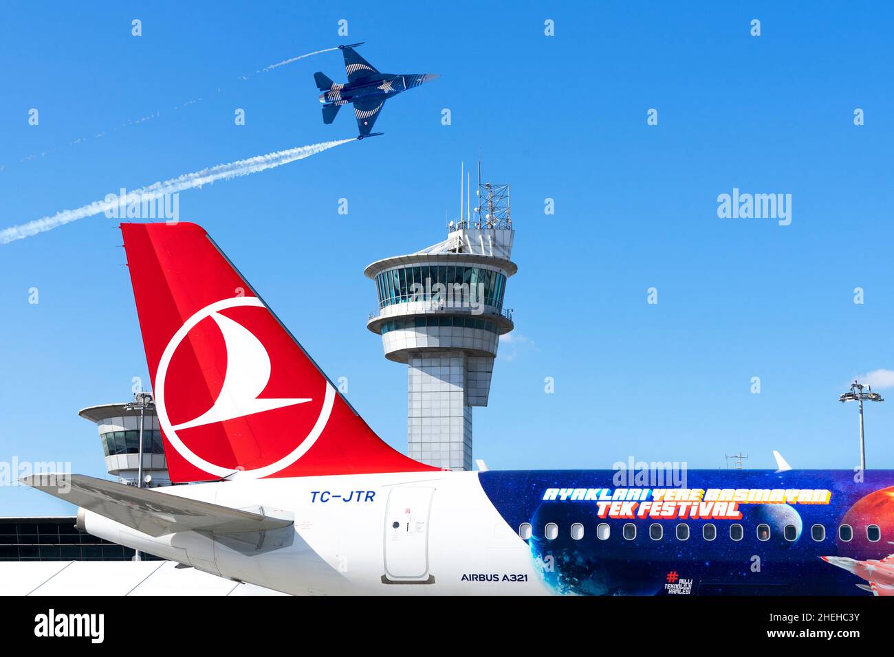 Torre di controllo del traffico aereo e Airbus A321 con volo solo Turk nell'aeroporto Ataturk, Teknofest Istanbul Aerospace and Technology Festival. Foto Stock
