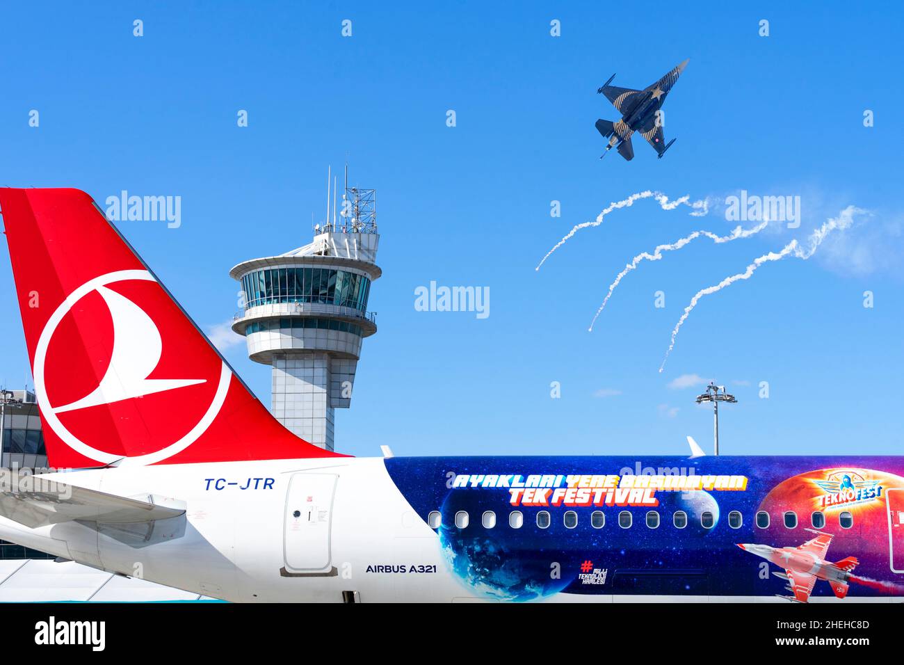 Torre di controllo del traffico aereo e Airbus A321 con volo solo Turk nell'aeroporto Ataturk, Teknofest Istanbul Aerospace and Technology Festival. Foto Stock