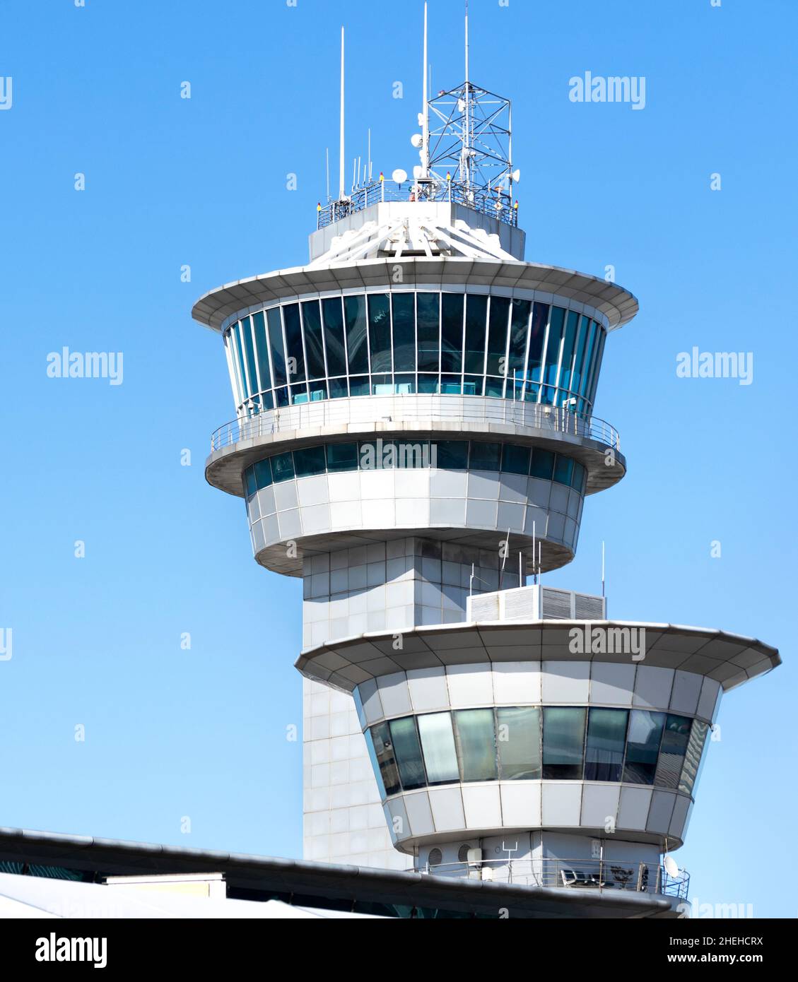 Vista ravvicinata della torre di controllo del traffico aereo dell'aeroporto. Foto Stock