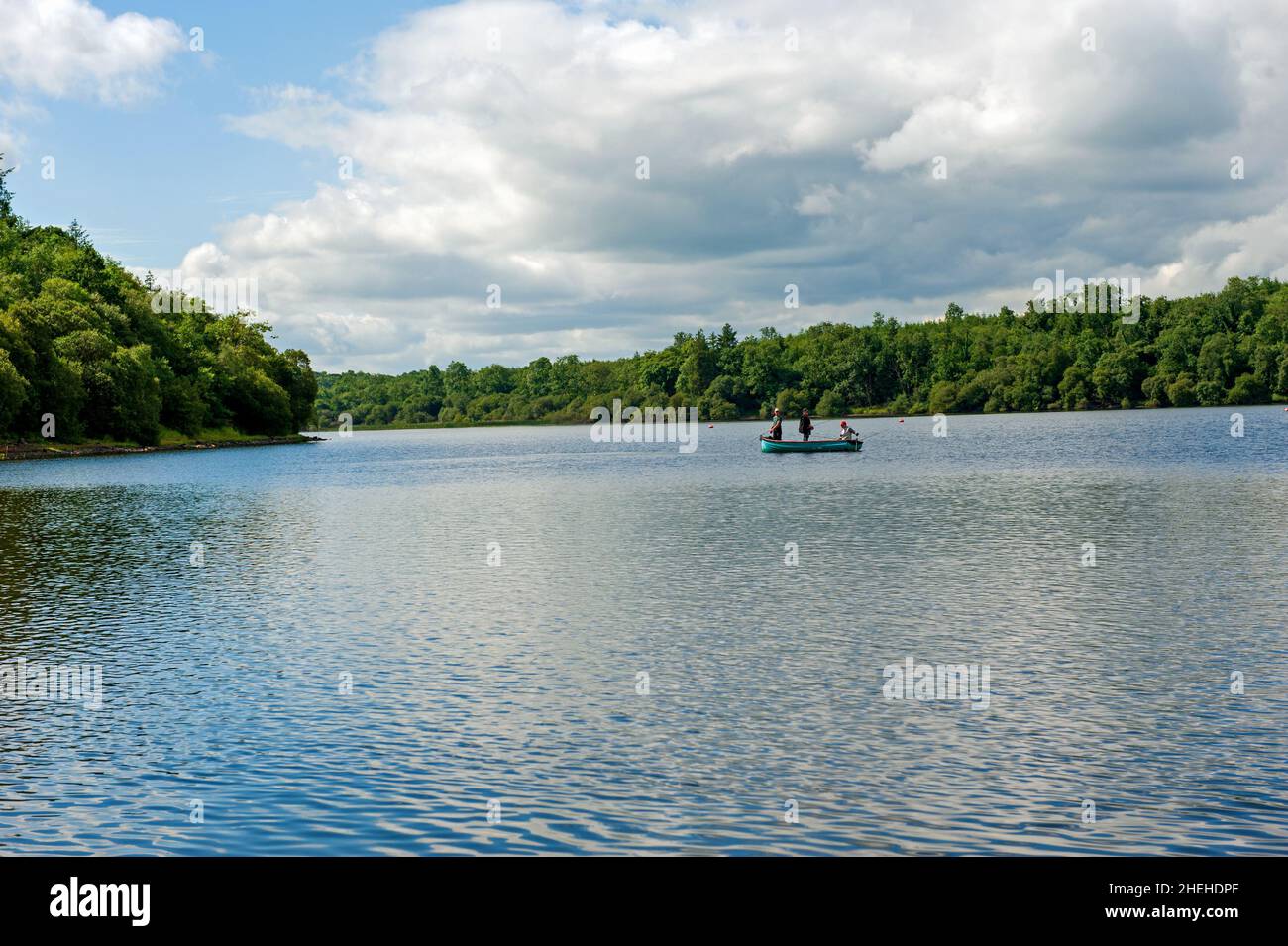 Fisheman in barca a Louth Oughter nel Killykeen Forest Park durante l'estate, in Irlanda Foto Stock