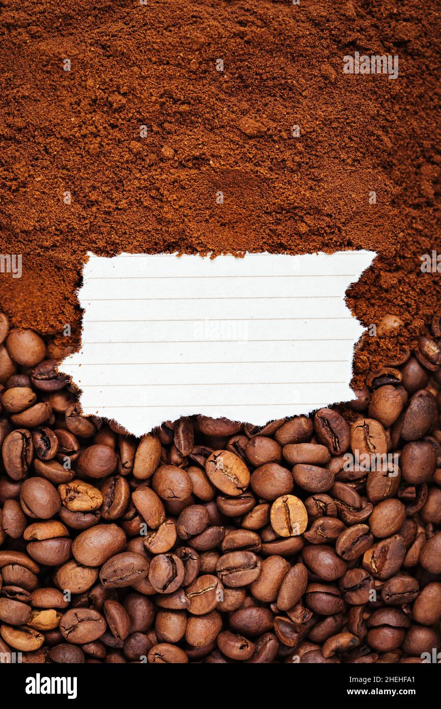 Caffè in grani e caffè macinato dall'alto con carta bianca al centro Foto Stock