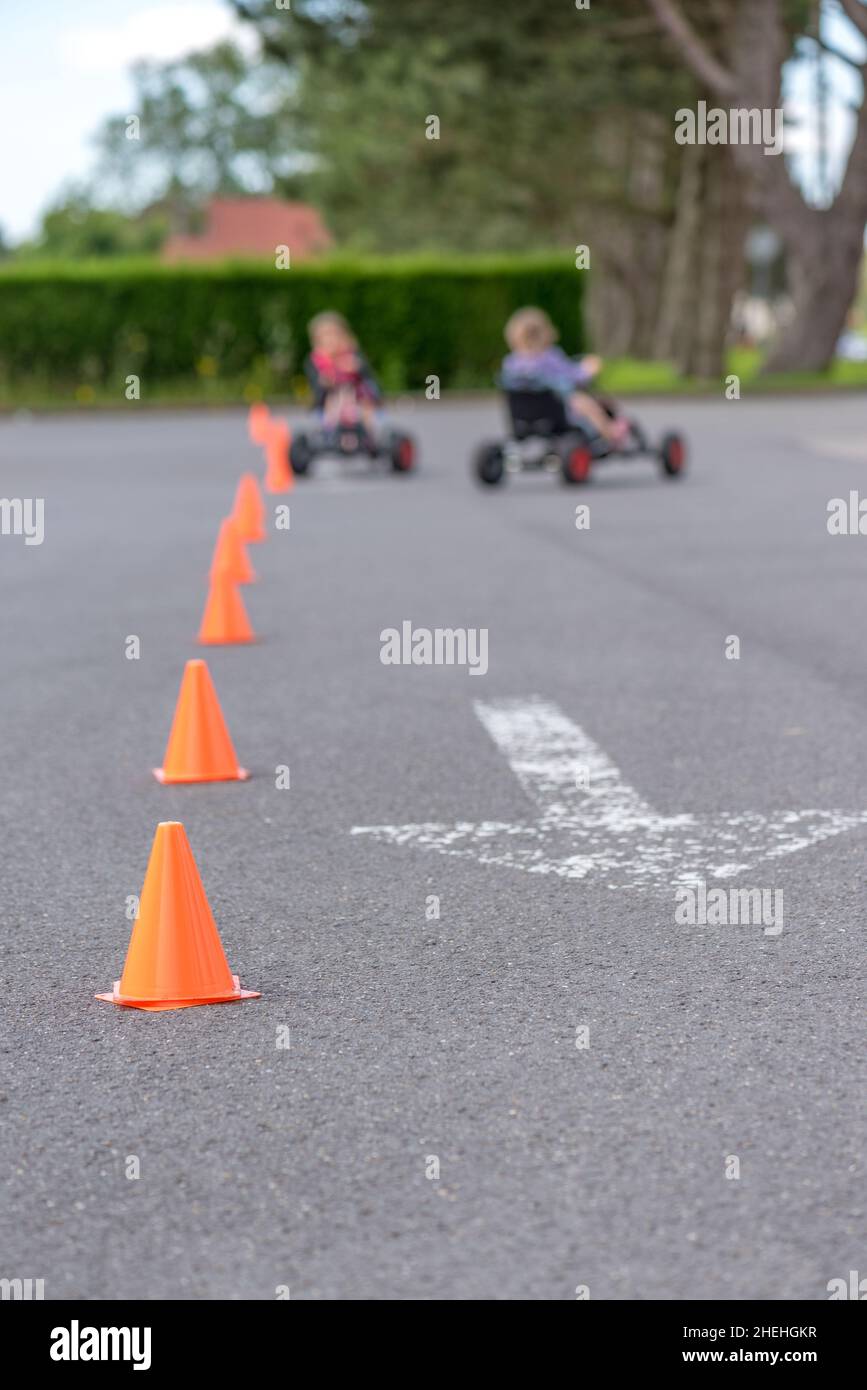 I bambini sono a cavallo di karting del pedale. Foto Stock