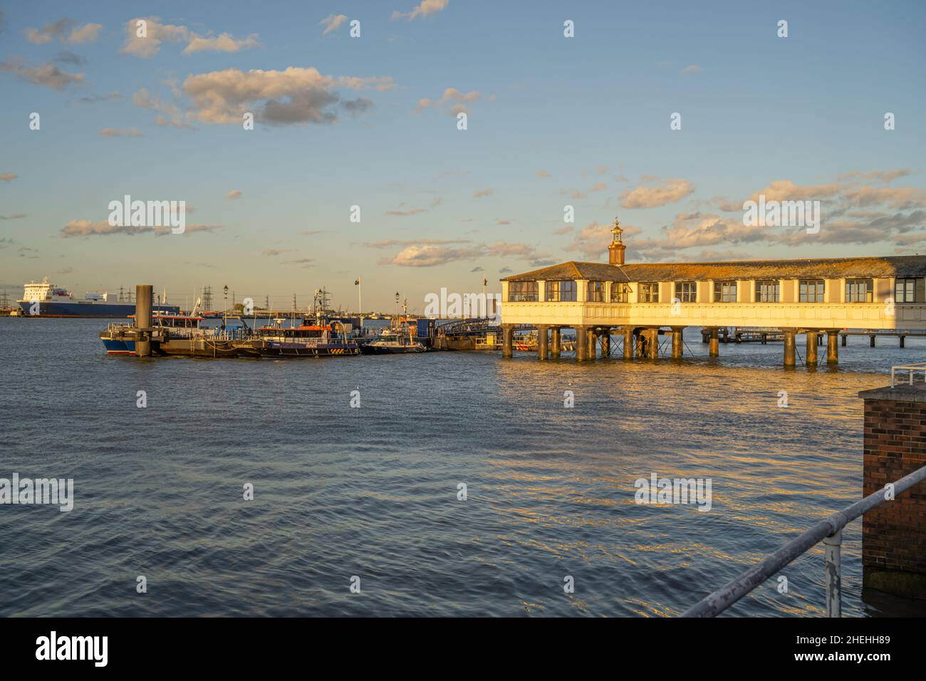 Il molo PLA sul fiume tamigi al tramonto, Gravesend Kent Foto Stock