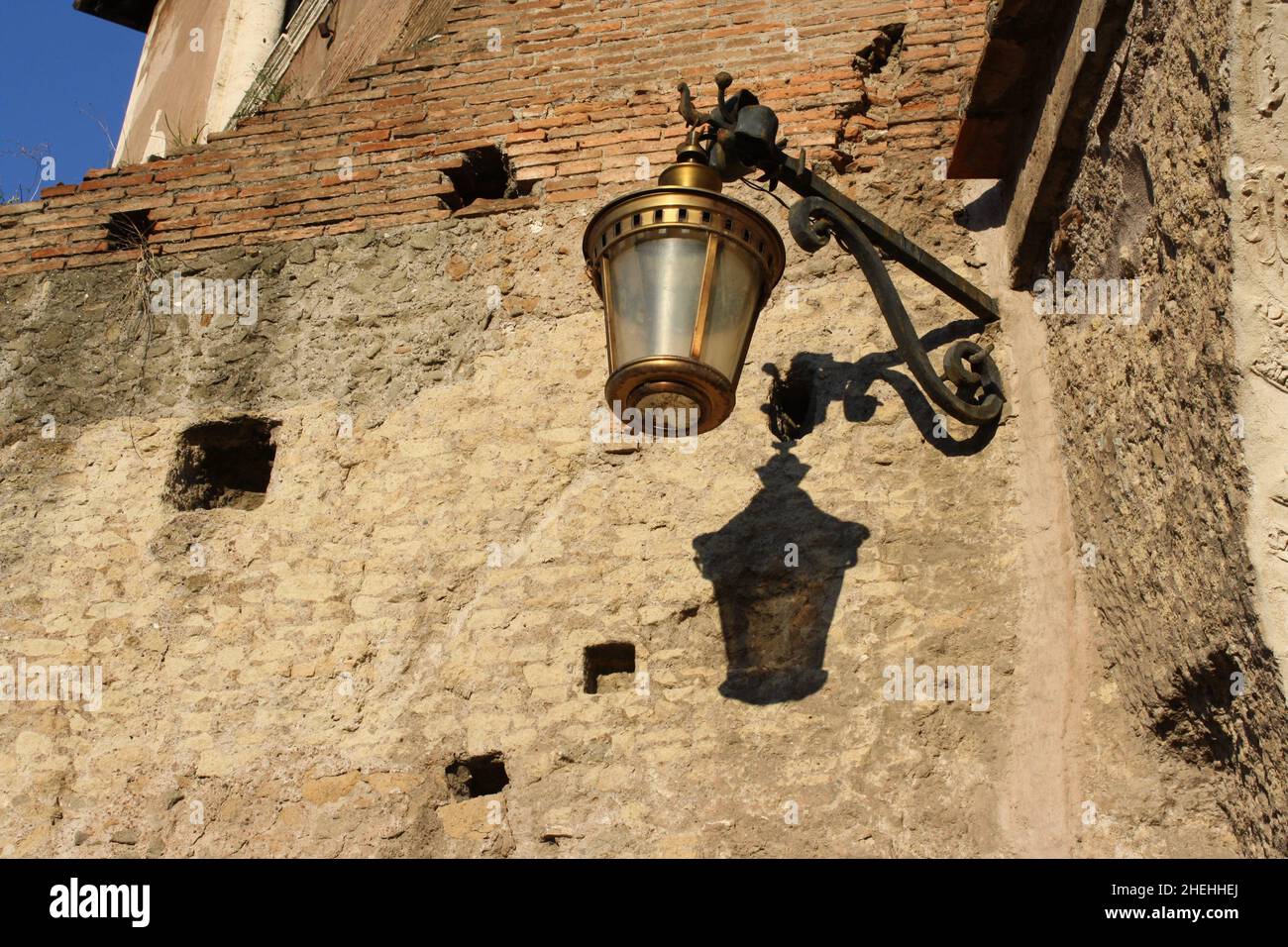 Vecchia lanterna romana a Roma Foto Stock