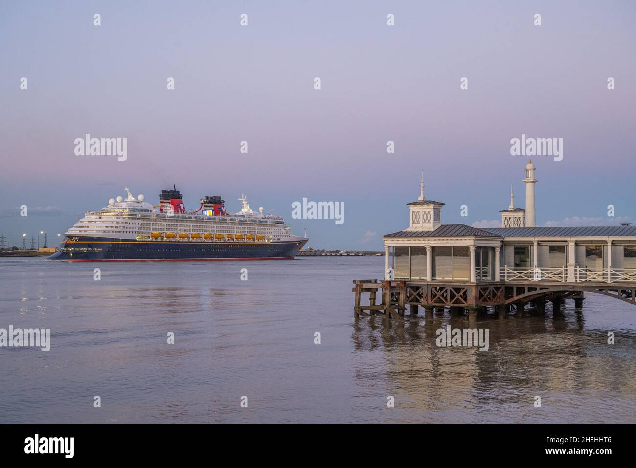 La nave da crociera Disney Magic lascia Tilbury in serata da Gravesend kent Foto Stock