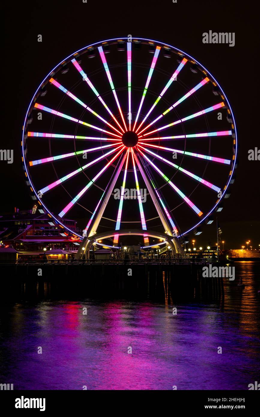 Vista notturna della ruota panoramica, Seattle, Washington, USA Foto Stock