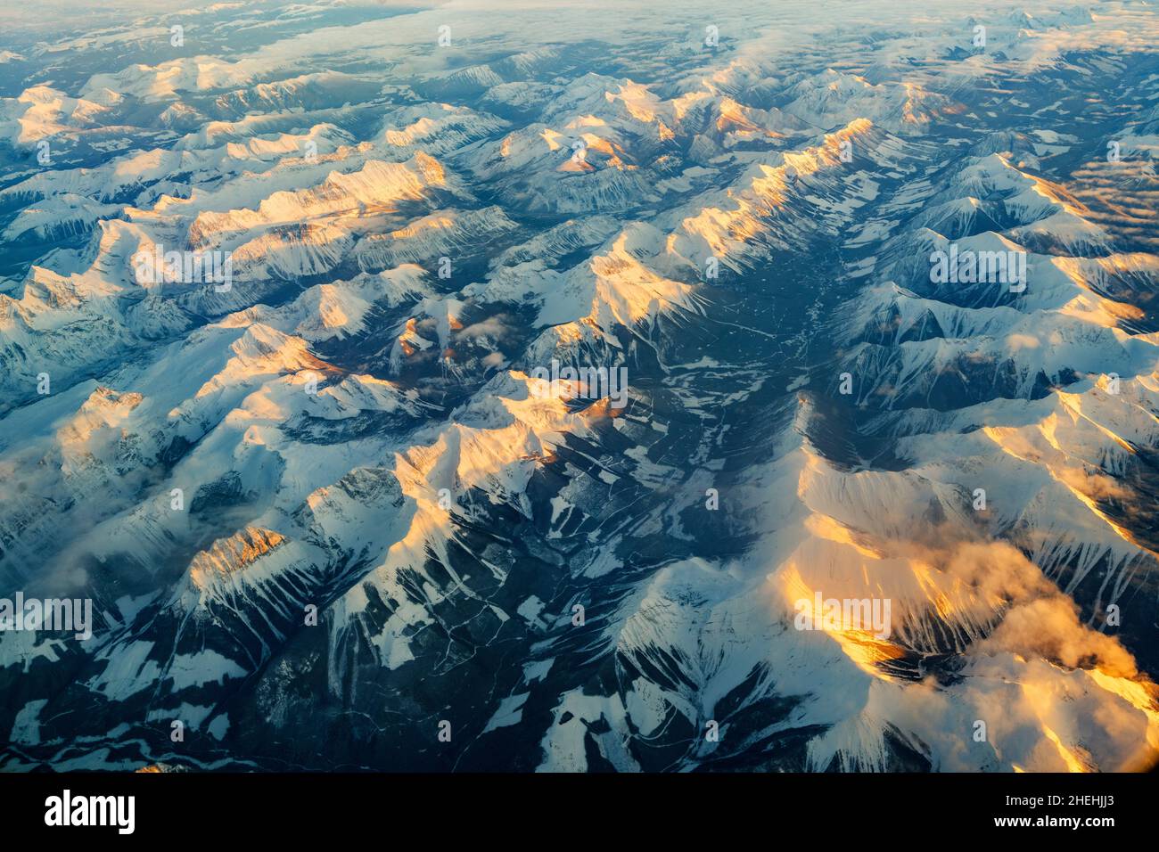 Vista aerea invernale sulle montagne innevate delle Montagne Rocciose canadesi, Alberta, Canada Foto Stock