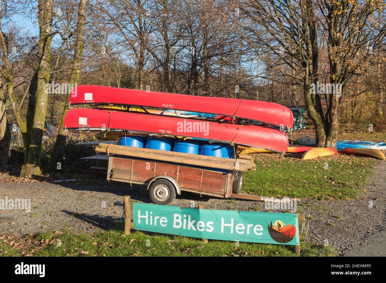 Barche e biciclette a noleggio sulla riva di Coniston Water nel Lake District Foto Stock