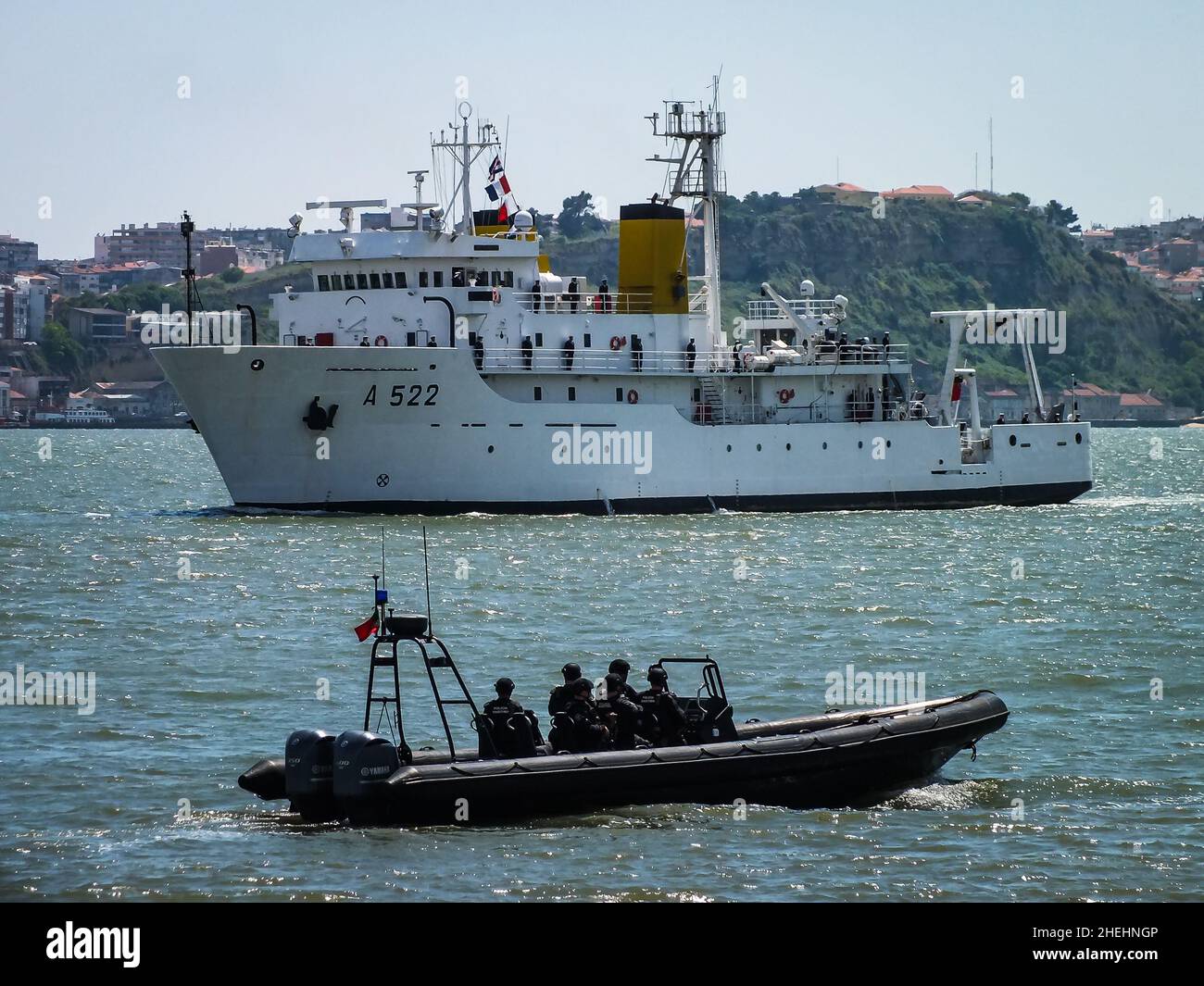 La nave d'indagine della Marina portoghese D. Carlos i (A522) è strettamente sorvegliata dai membri del gruppo d'azione tattica della polizia marittima su una barca ad alta velocità. Foto Stock La nave d'indagine della Marina portoghese D. Carlos i (A522) è strettamente sorvegliata dai membri del gruppo d'azione tattica della polizia marittima su una barca ad alta velocità. Foto Stock
