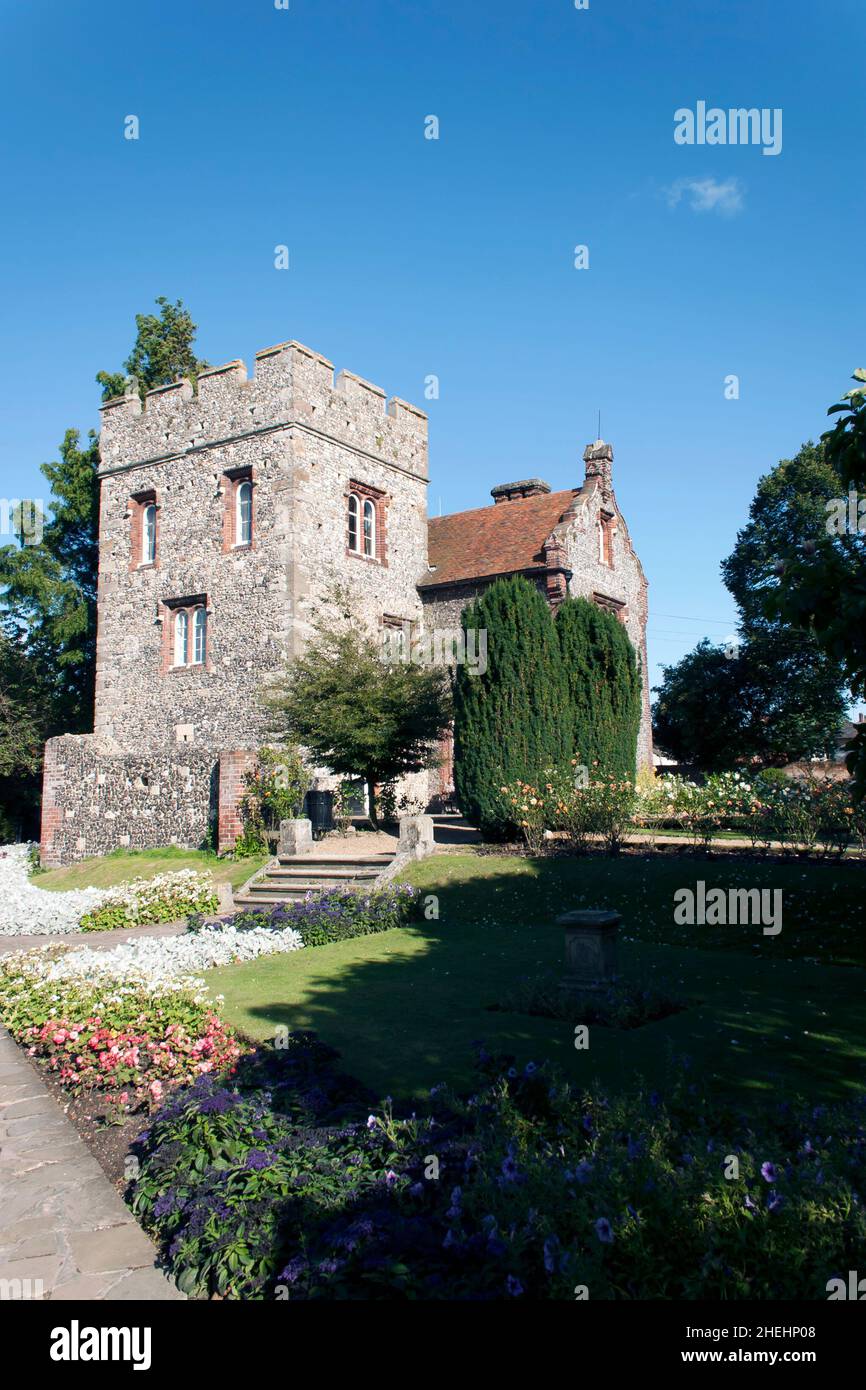 Vista della Tower House presso i Westgate Gardens, Canterbury, Kent. Foto Stock