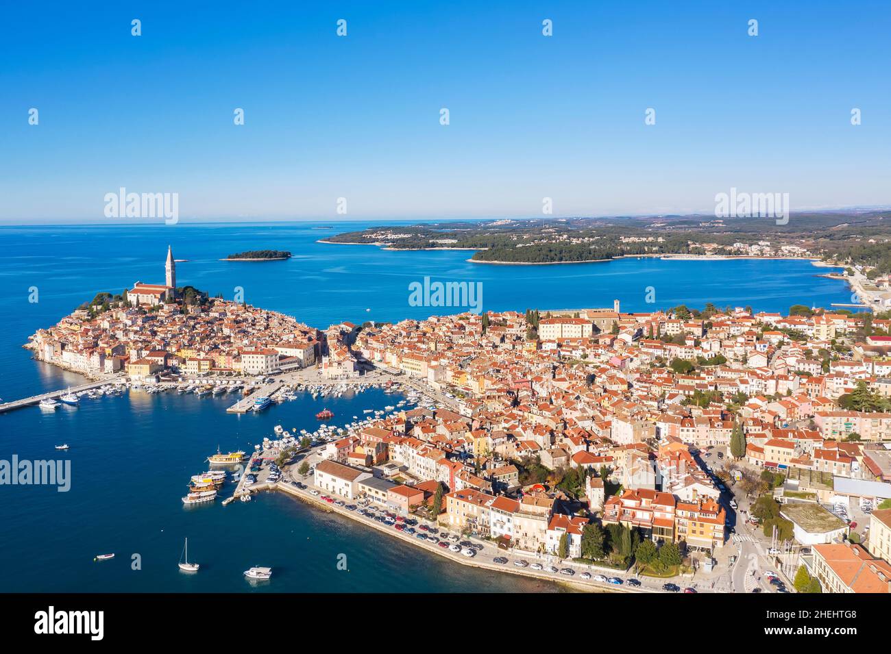 Splendida vista aerea di Rovigno, porto con barche e navi, Istria, Croazia Foto Stock