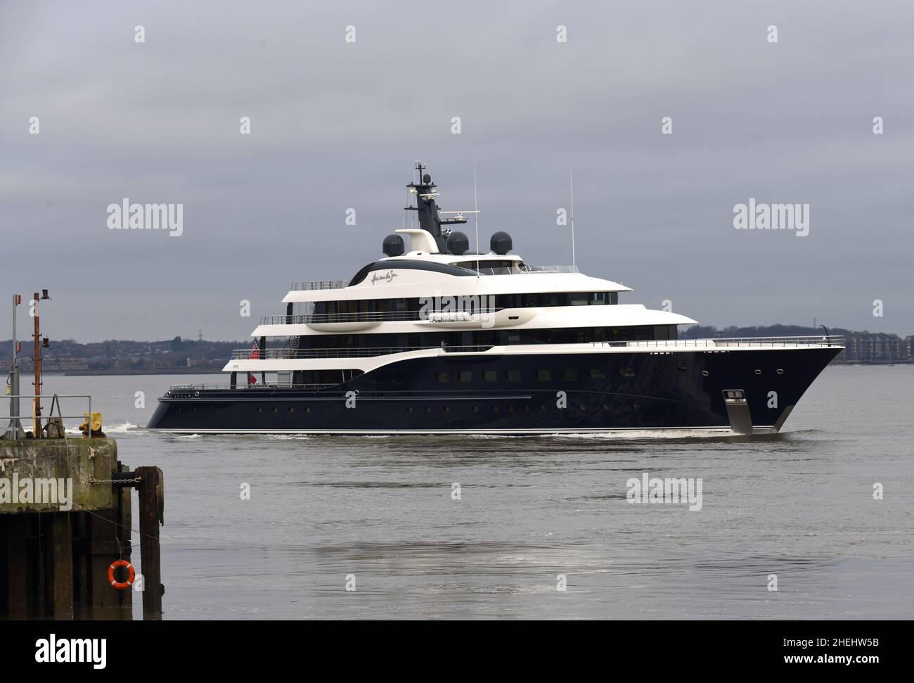 11/01/2022 River Thames Gravesend UK Superyacht Ecco il Sole sul Tamigi e passando Gravesend questa mattina in una giornata nuvolosa. Il 89m (29 Foto Stock