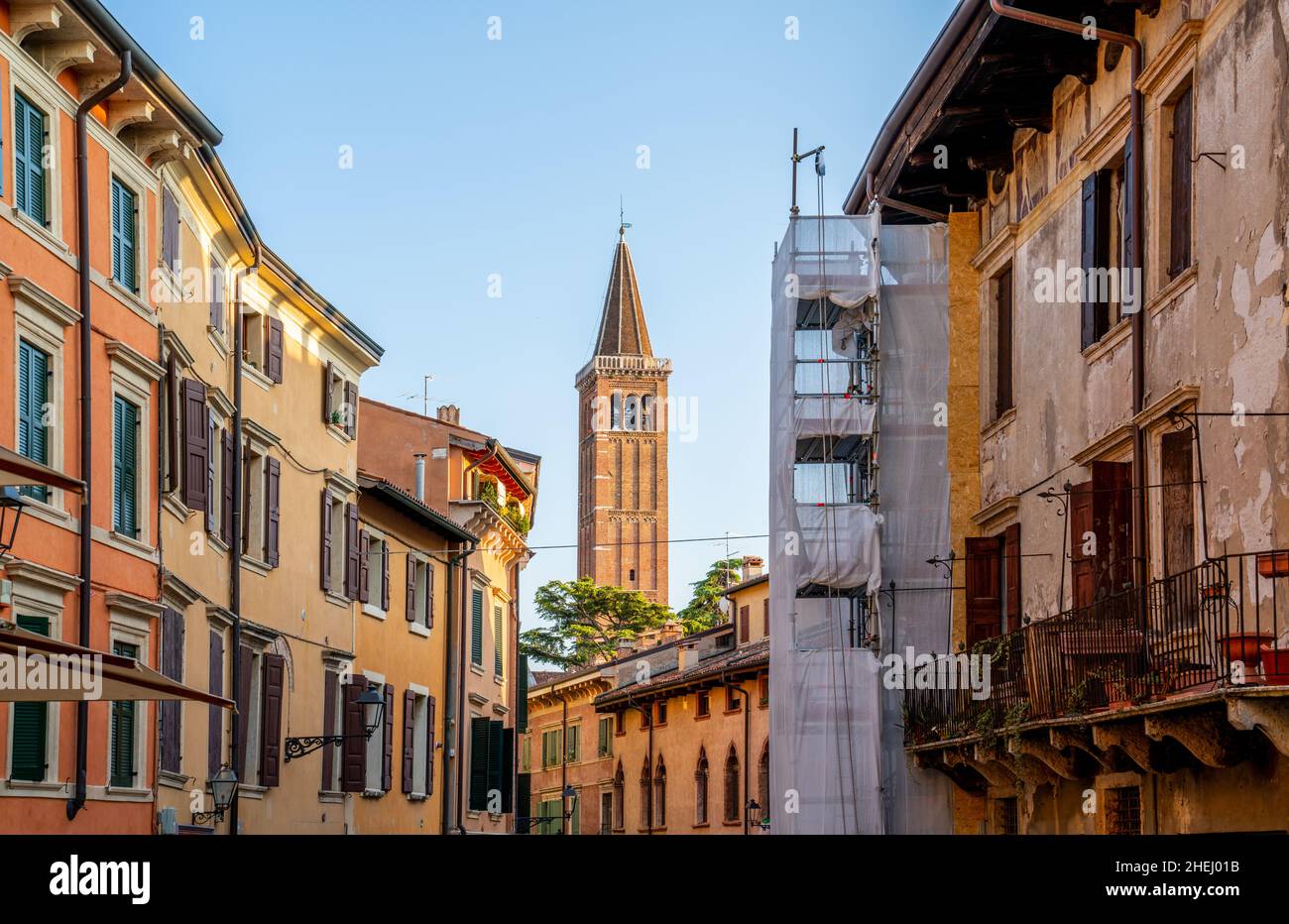 Scena stradale nel centro della città di Verona, Italia Foto Stock