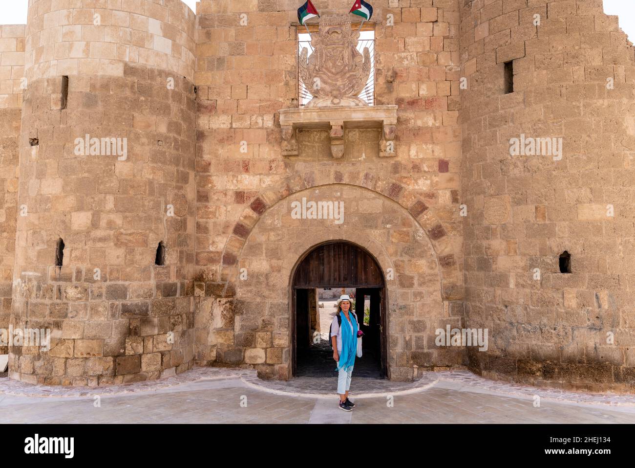 Un visitatore femminile si pone di fronte al Forte di Aqaba, Aqaba, Governatorato di Aqaba, Giordania. Foto Stock