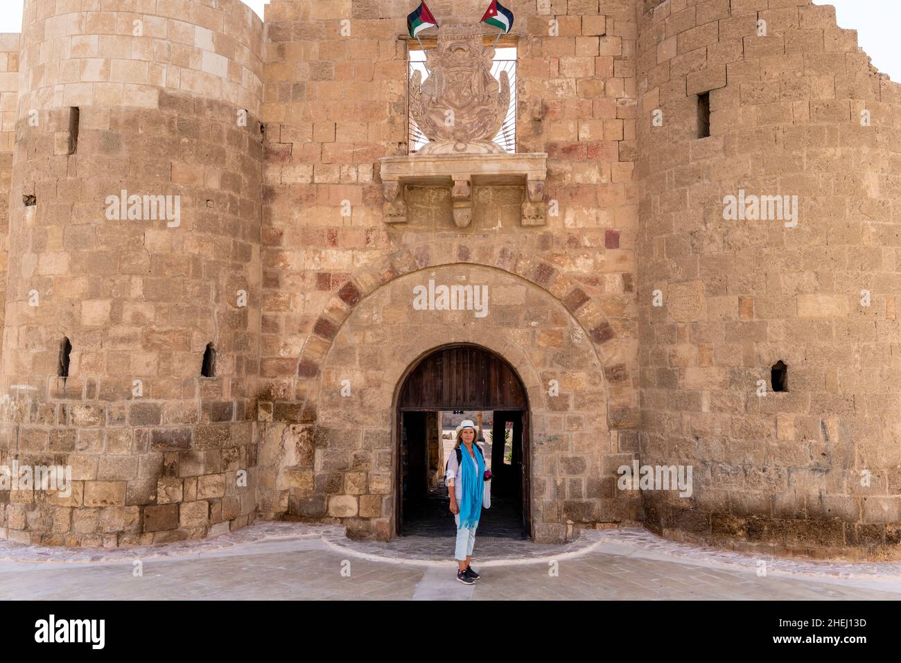 Un visitatore femminile si pone di fronte al Forte di Aqaba, Aqaba, Governatorato di Aqaba, Giordania. Foto Stock