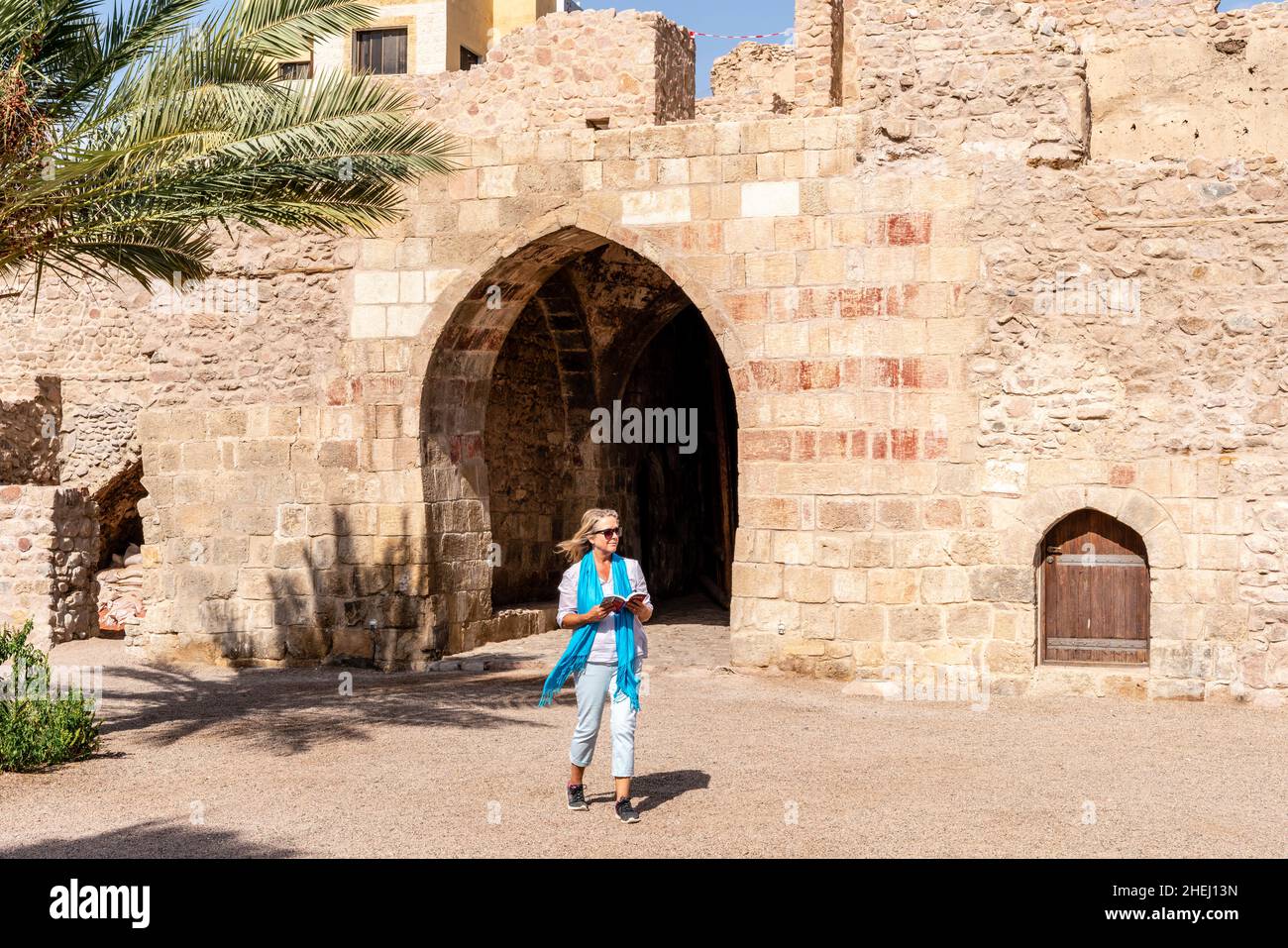 Un turista femminile che entra nel Forte di Aqaba, Aqaba, governorato di Aqaba, Giordania. Foto Stock