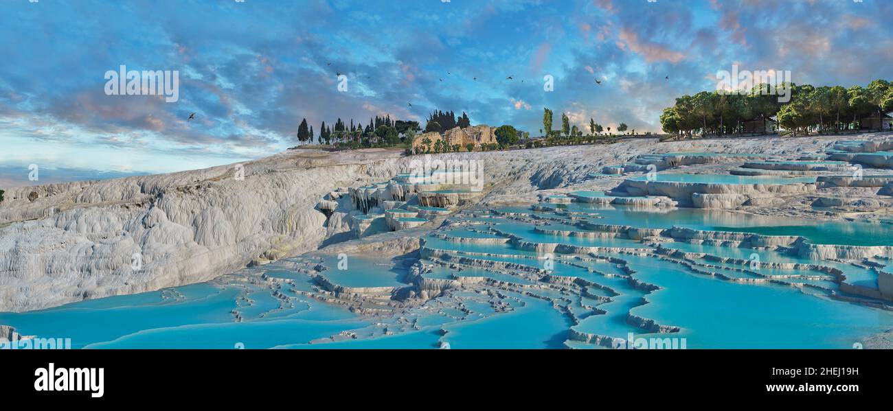 Pamukkale, (castello di cotone) sorgenti termali naturali in travertino piscine termali e terrazze, Denizli, Turchia. Pammukale, originariamente la città greca di Foto Stock