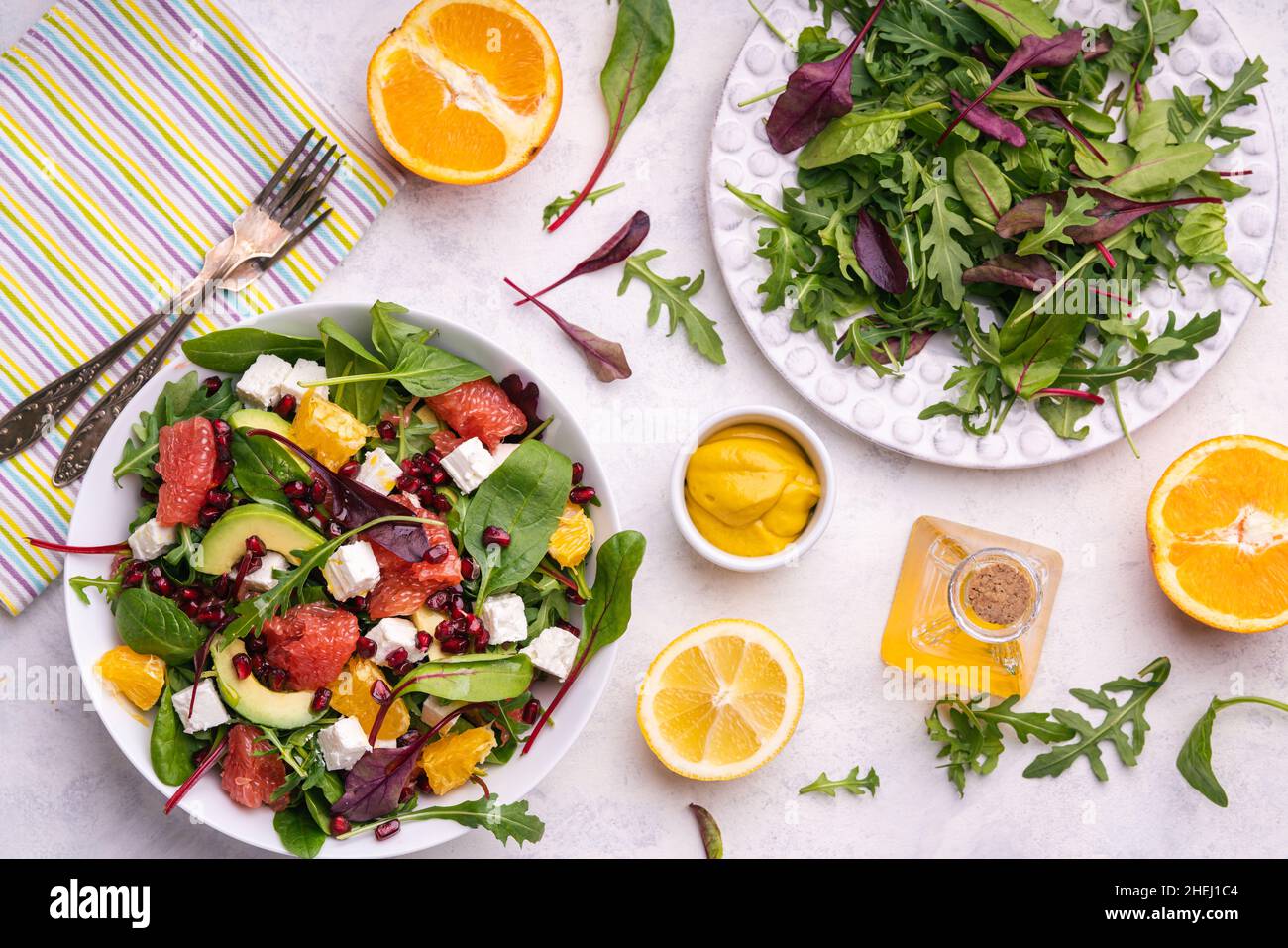 Insalata sana di arancia, avocado, pompelmo e melograno con miele e senape. Foto Stock