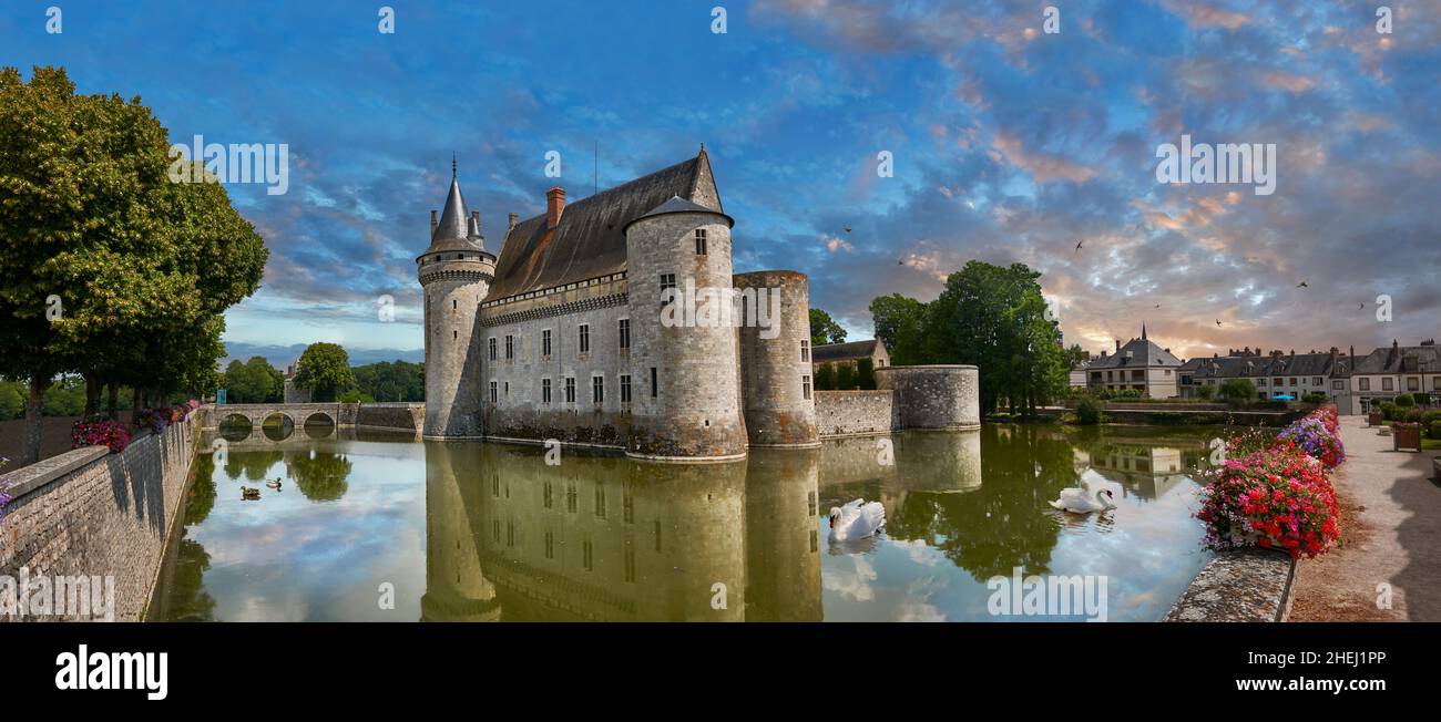 Il Château de Sully-sur-Loire (1560-1641), e il suo fossato. Sully-sur-Loire, Centre-Val de Loire, Francia. Il Château era la sede del duca di Sully, Foto Stock