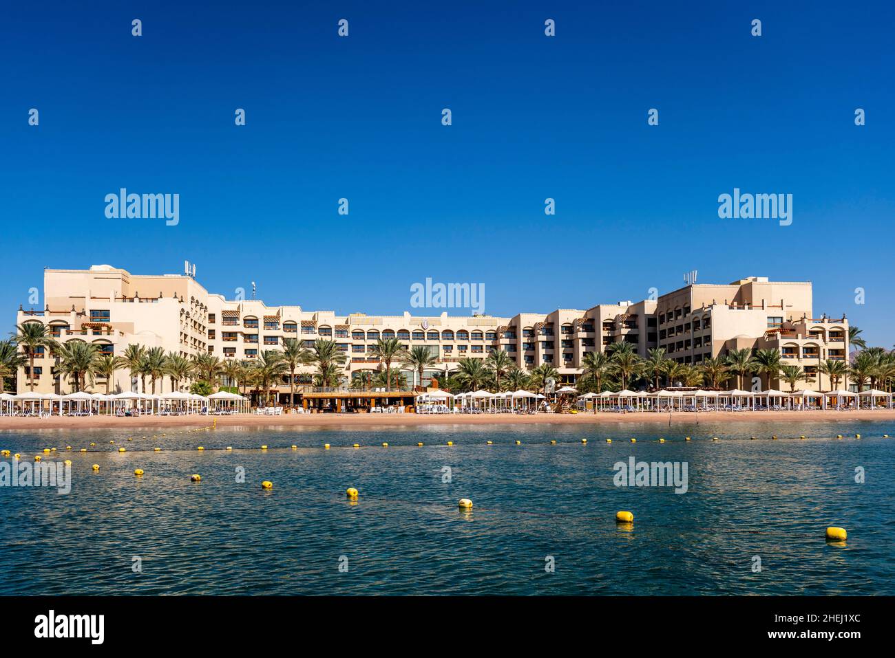 Vista dell'InterContinental Hotel dal Golfo di Aqaba, Aqaba, Aqaba Governorato, Giordania. Foto Stock