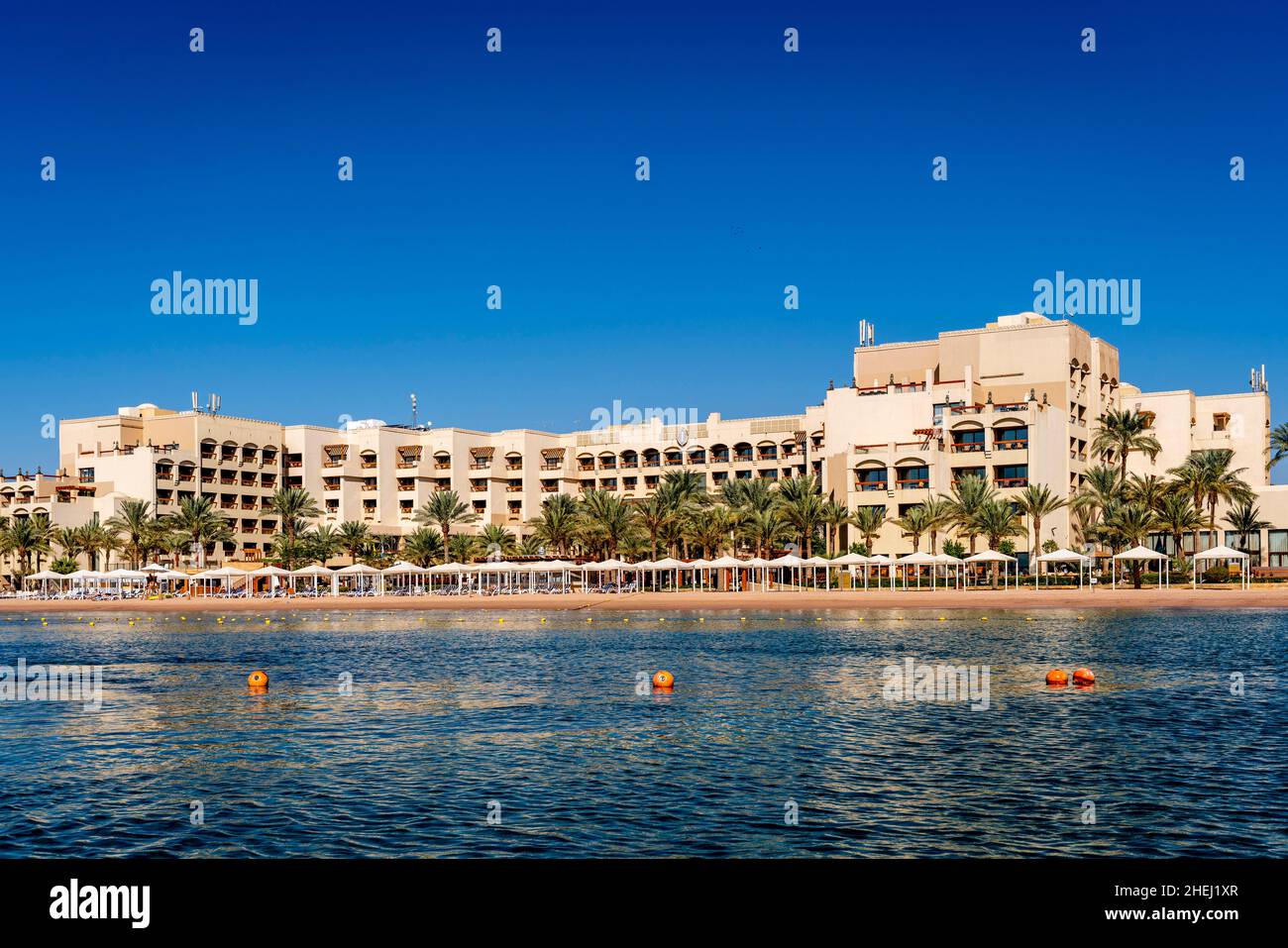 Vista dell'InterContinental Hotel dal Golfo di Aqaba, Aqaba, Aqaba Governorato, Giordania. Foto Stock