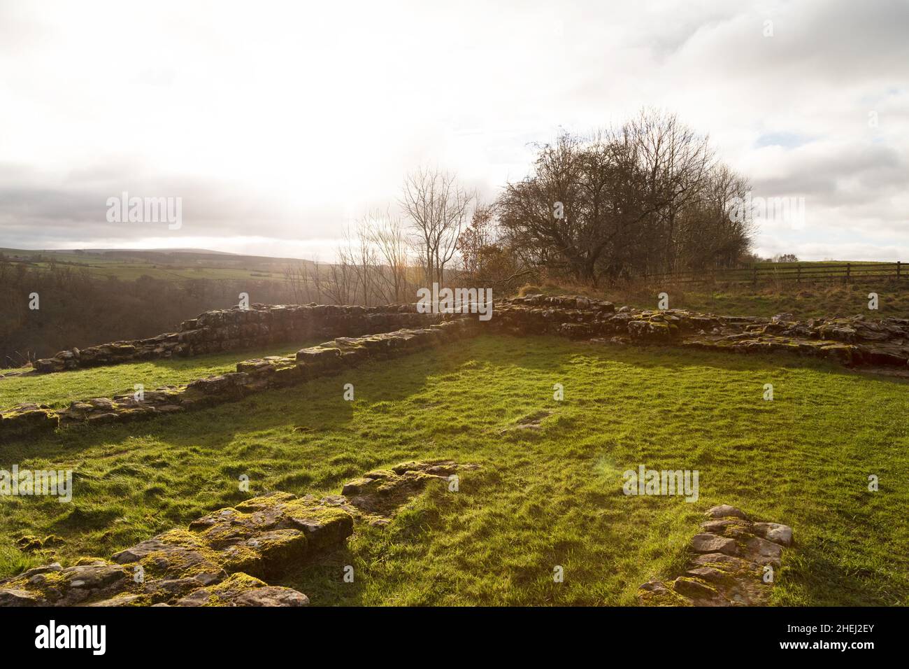 Le rovine di Harrows Scard's Wall a Cumbria, Inghilterra. L'antico monumento fa parte delle frontiere dell'Impero Romano Unesco W. Foto Stock