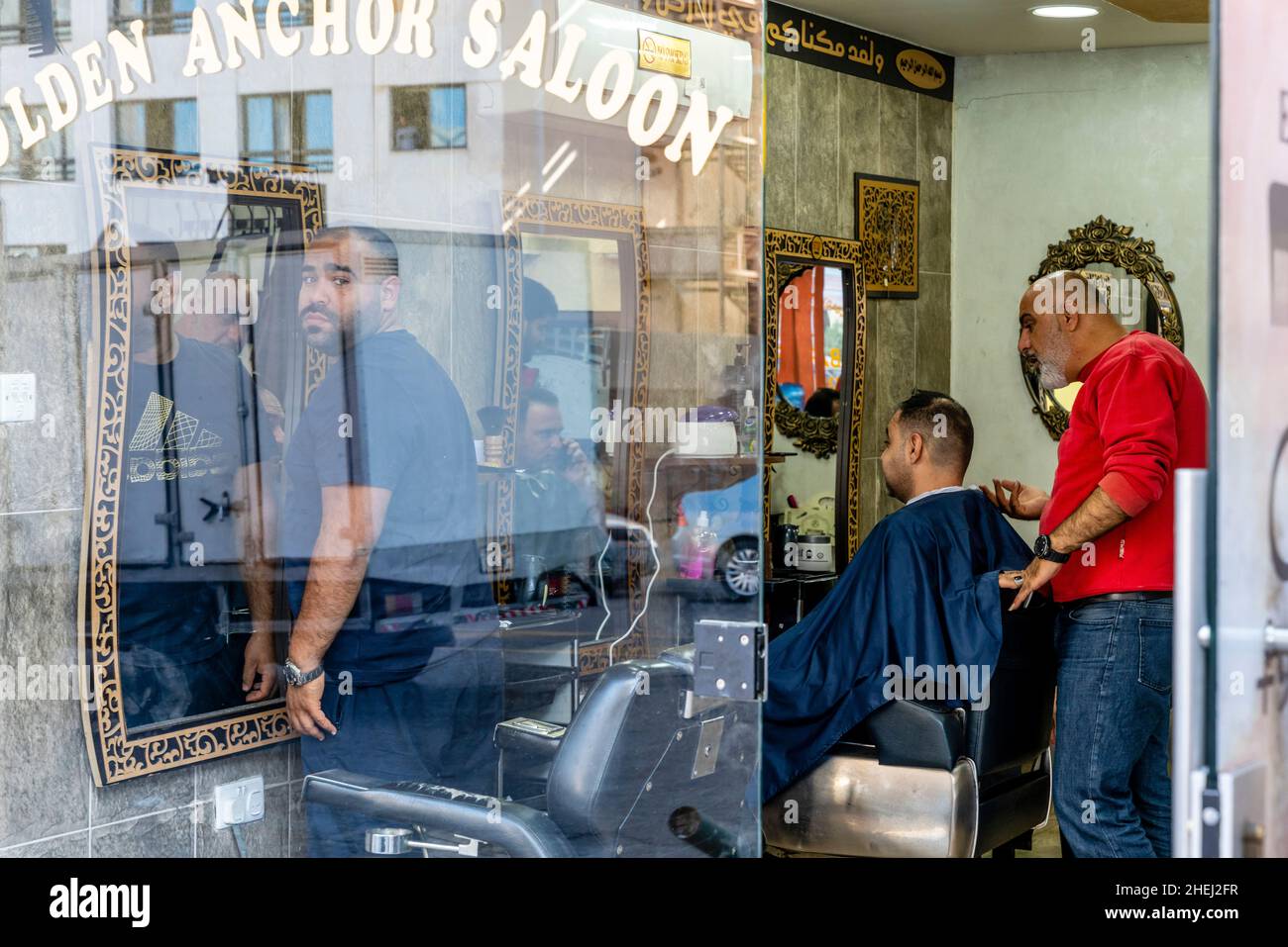 Un salone di parrucchiere uomo a Aqaba, Aqaba Governorate, Giordania. Foto Stock