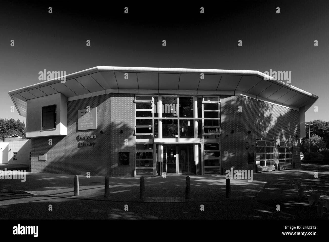 The Worksop Library, Memorial Ave, Worksop Town, Nottinghamshire, Inghilterra, REGNO UNITO Foto Stock