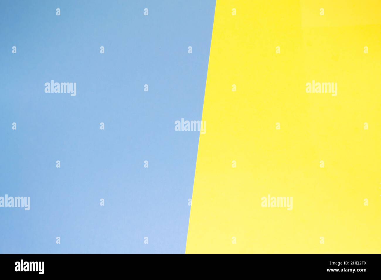 Sfondo di carta in colori pastello blu e giallo. Foto Stock