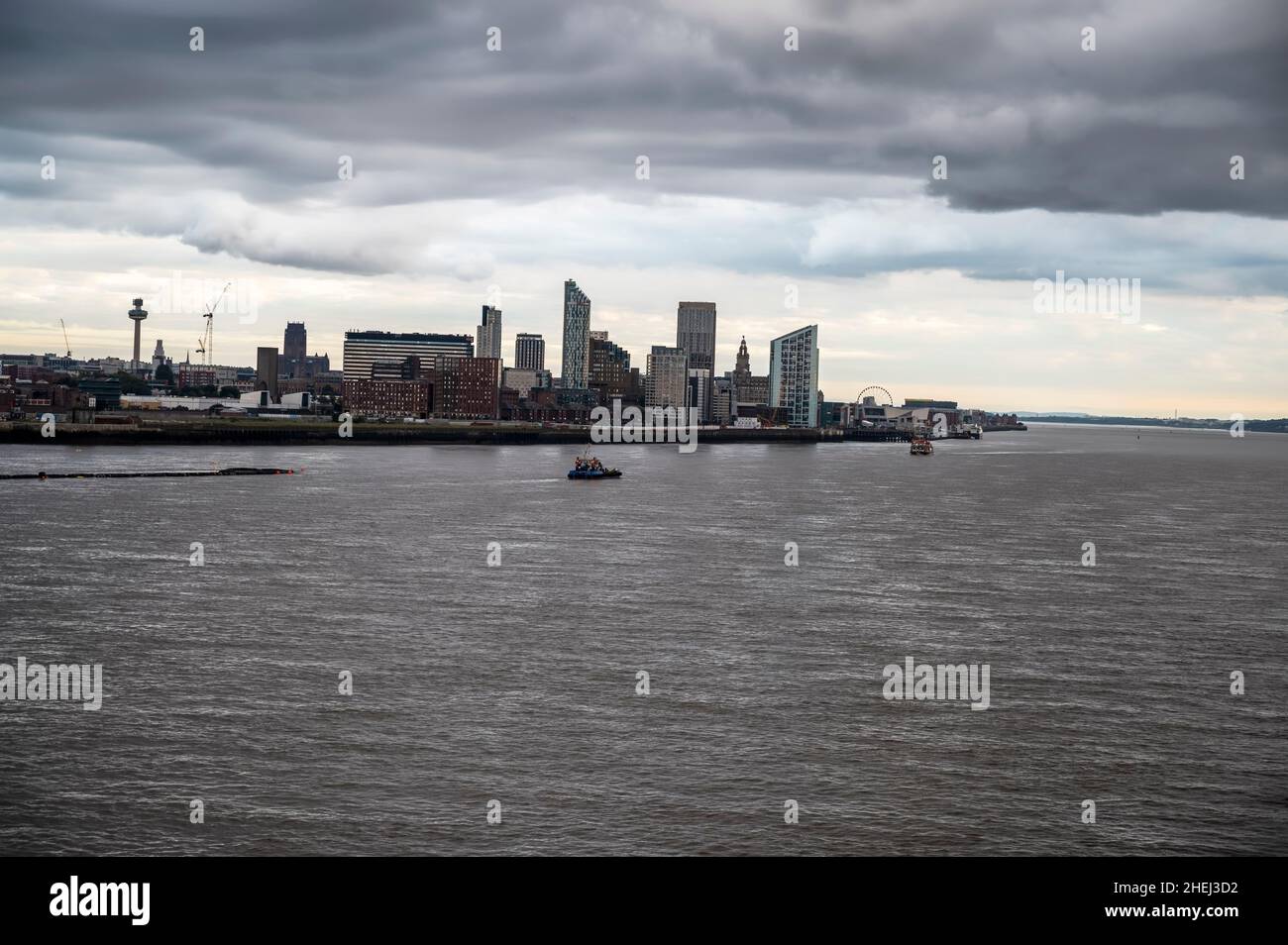 Liverpool, Inghilterra - 25 settembre 2021: Vista verso il centro di Liverpool dal traghetto Stena Line ancorato sul fiume Mersey a Birkenhead. Foto Stock