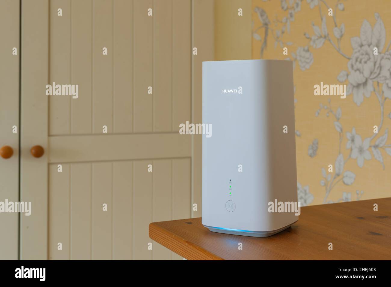 Router HUAWEI 5G e hub abilitato wi-fi in un ambiente domestico. Foto Stock