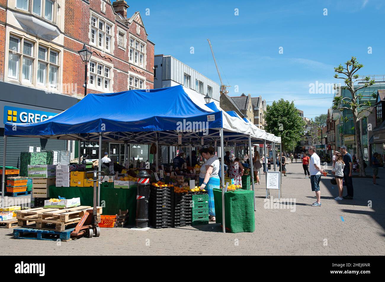 Staines-upon-Thames, Surrey, Regno Unito. 20th maggio 2020. La gente fa i loro acquisti di frutta e verdura alle bancarelle del mercato a Staines, Surrey durante il Coronavirus Covid-19 bloccato il giorno più caldo del 2020 fino a quando la temperatura raggiunge 27 gradi. Credit: Maureen McLean/Alamy Foto Stock