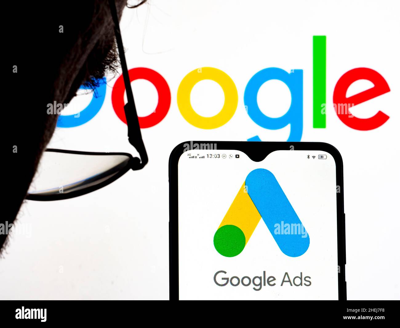 In questa foto è mostrato il logo Google Ads visualizzato su uno smartphone Foto Stock