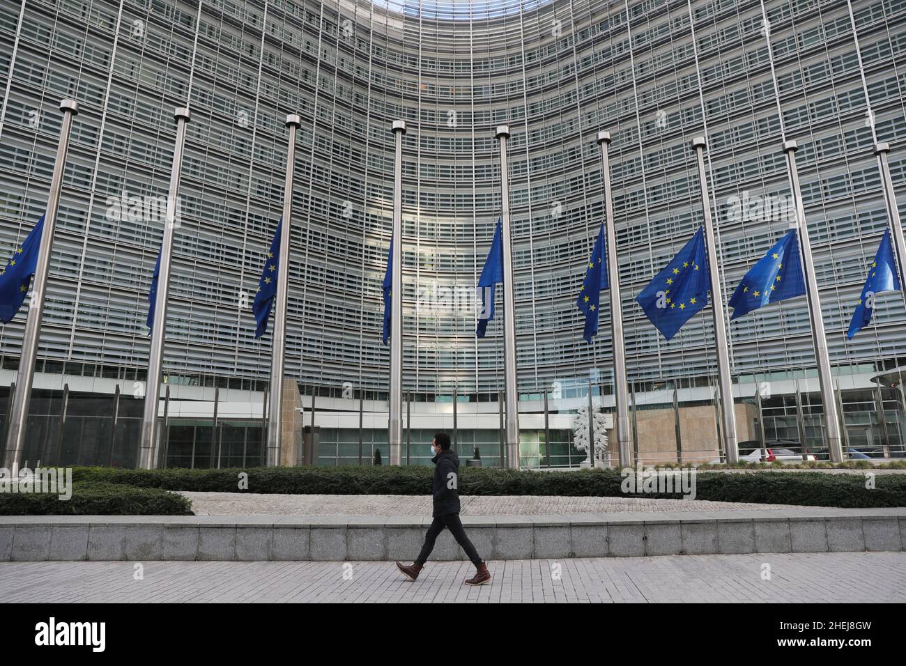 BRUXELLES, 11 gennaio 2022 (Xinhua) -- le bandiere dell'UE volano a metà palo come omaggio al presidente del Parlamento europeo David Sassoli, al di fuori della Commissione europea a Bruxelles, Belgio, 11 gennaio 2022. Il presidente del Parlamento europeo David Sassoli è morto all'età di 65 anni in un ospedale in Italia all'inizio di martedì, ha detto il suo portavoce.Sassoli, nato il 30 maggio 1956, a Firenze, Italia, è stato ricoverato in ospedale per più di due settimane a causa di una grave complicazione legata alla disfunzione del sistema immunitario. Foto Stock