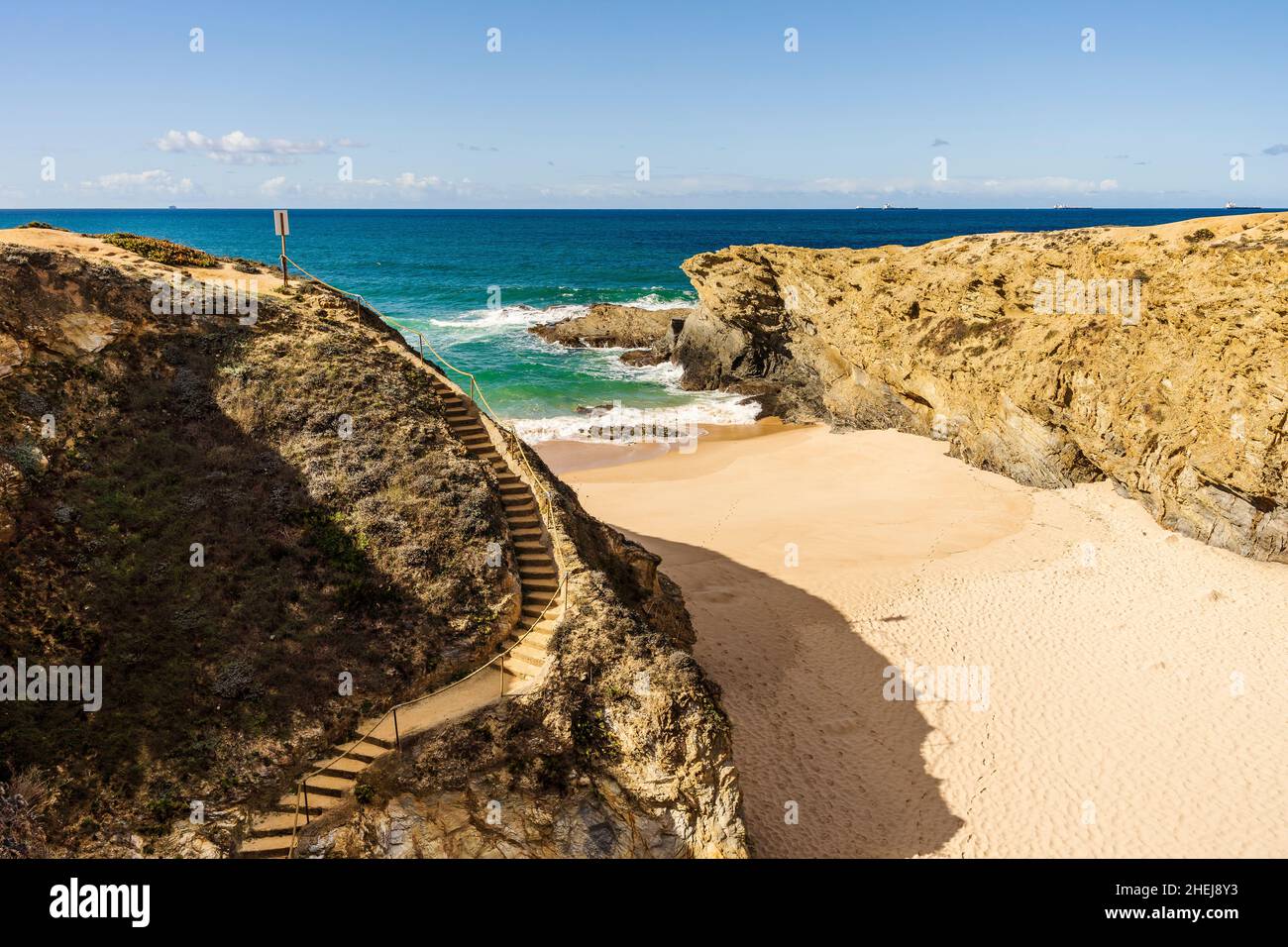 Spettacolare spiaggia naturista Salto sulla strada Vicentina, Alentejo, Portogallo Foto Stock